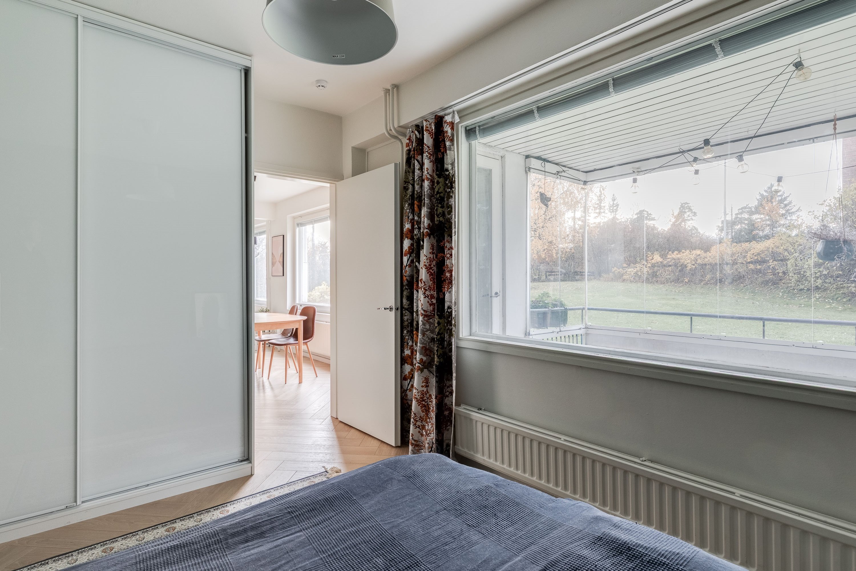 Päämakuuhuone tai työhuone pihanäkymillä.