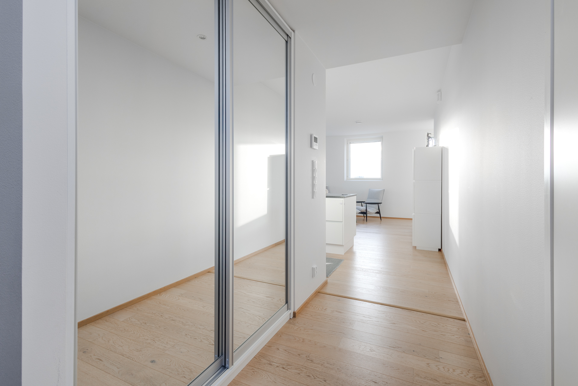 Näkymä eteisestä olohuoneeseen