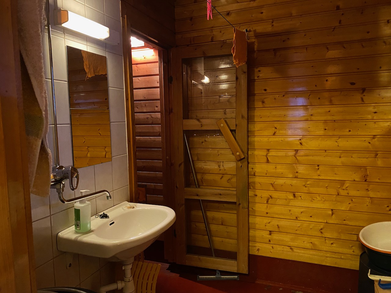 Pesuhuone, josta käynti saunaan.