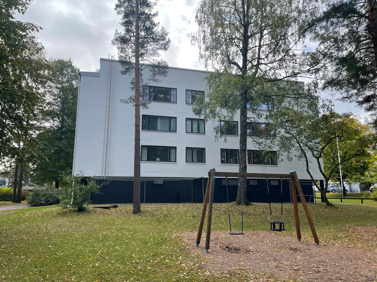 Olohuoneen ja keittiön ikkunat pohjoiseen