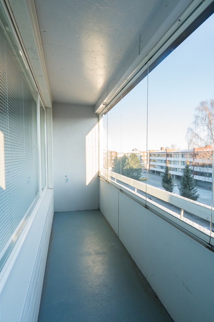Itään avautuva lasitettu parveke