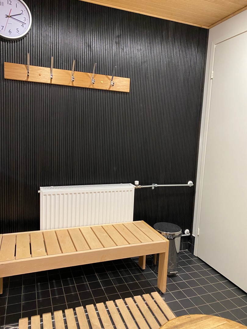 Taloyhtiösaunan pukuhuone