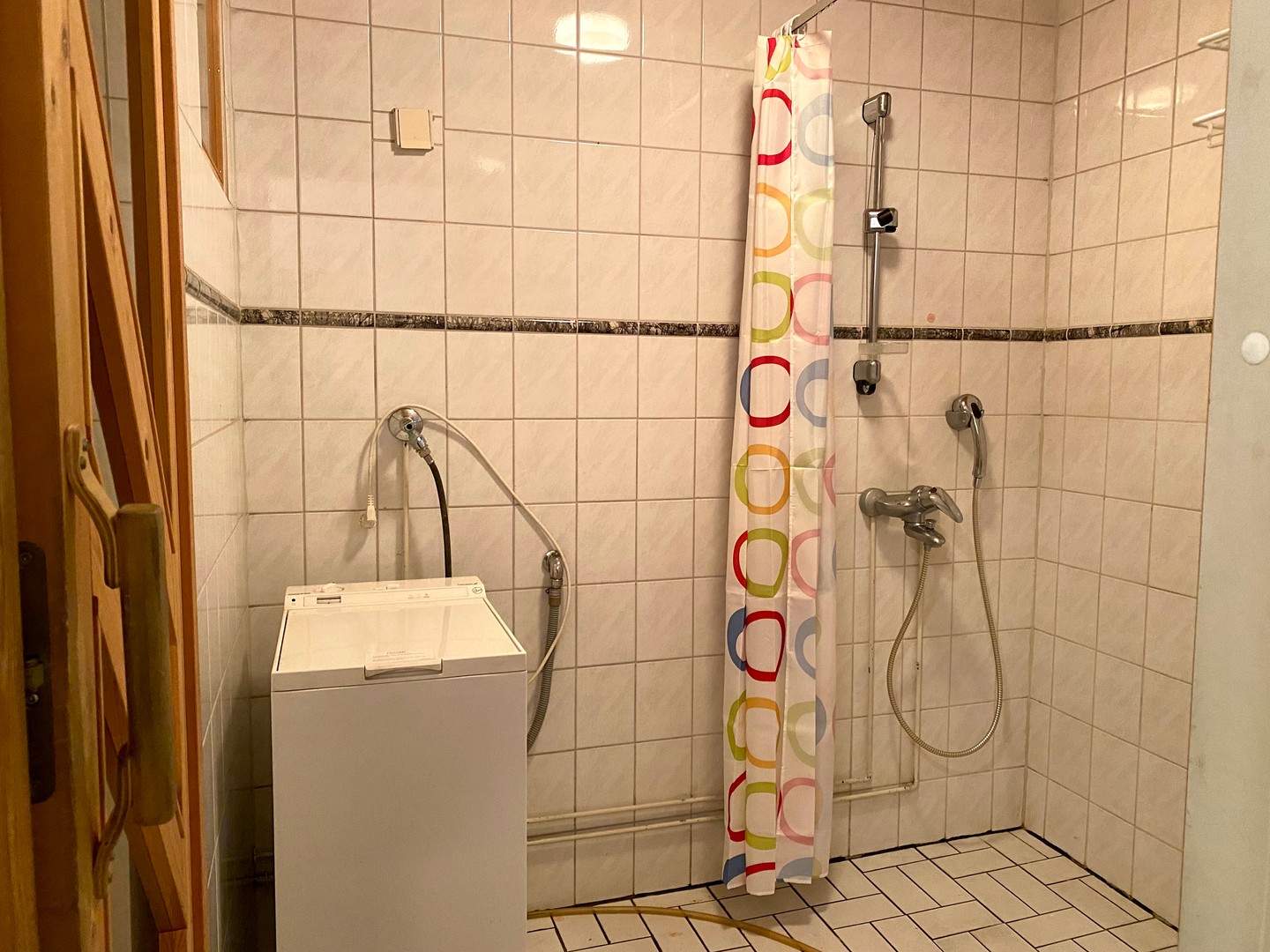 Melko tilavassa pesuhuoneessa on paikka pyykkikoneelle.