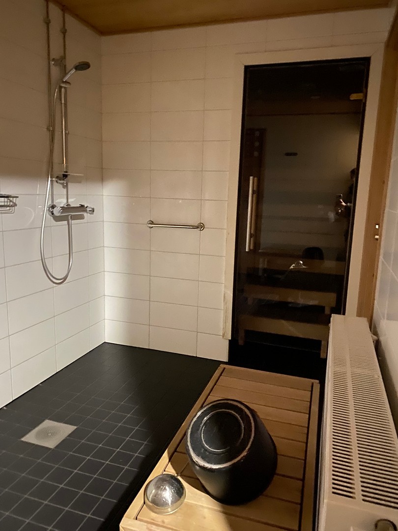 Taloyhtiösaunan pesuhuone