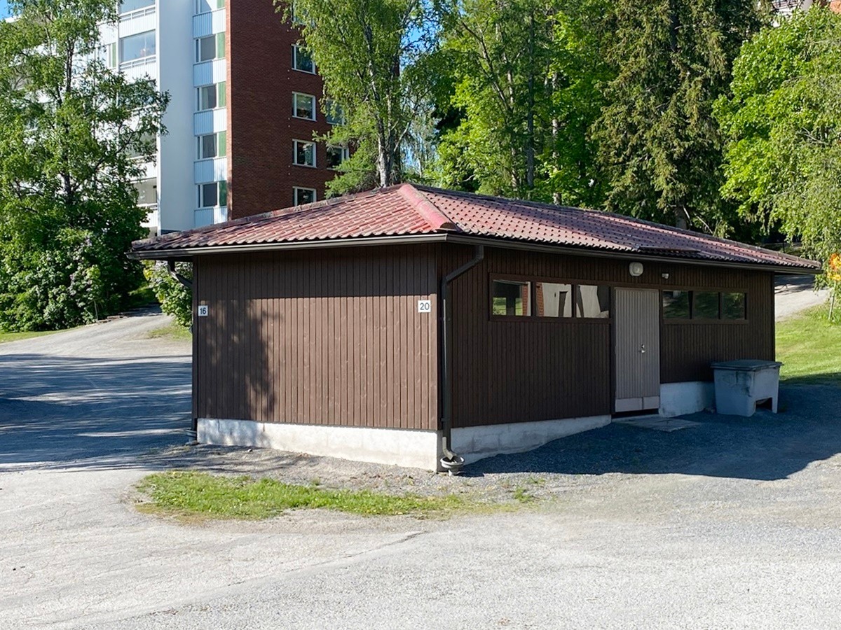 Yhteinen jätehuoltopiste Asunto Oy Kaarlolanpuiston kanssa.