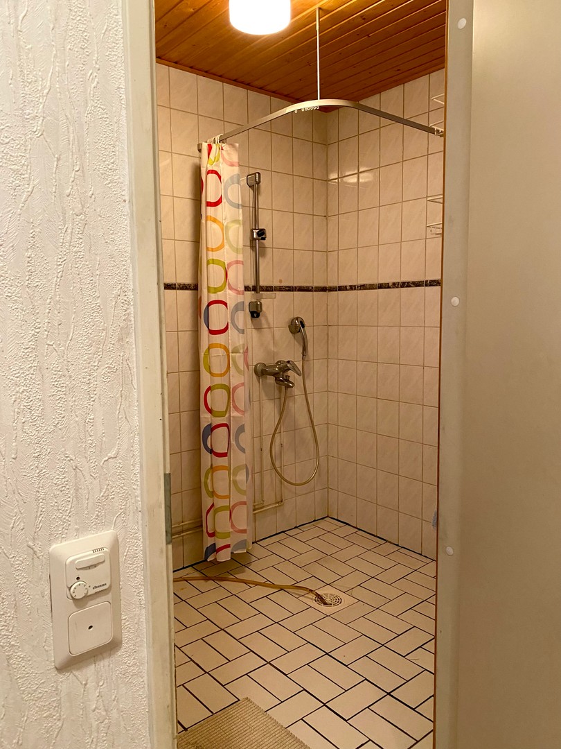Pesuhuoneessa on lattialämmitys, jonka säätö ovensuussa.