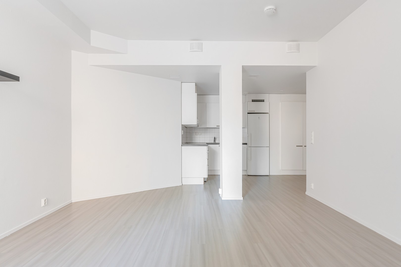 Huoneen näkymä keittiön suuntaan