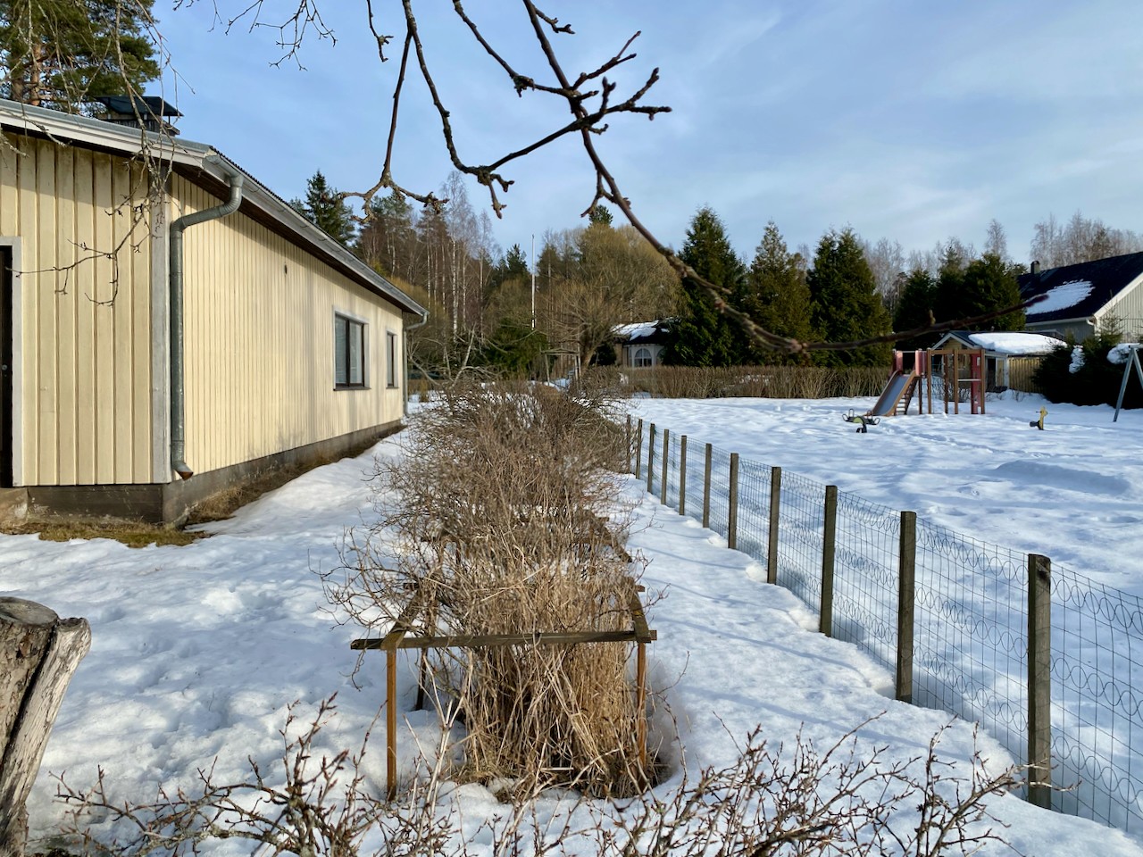 Tontin tien puoleiselta kulmalta. Viereisellä tontilla on leikkipuisto joka tuo väljyyttä.