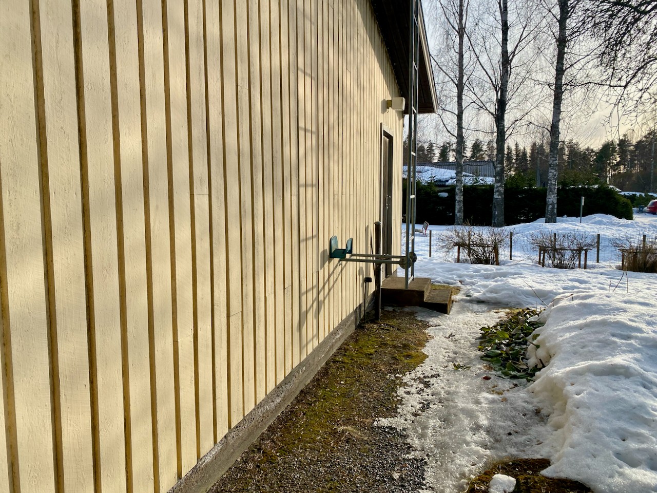 Talon päädystä käynti varaston kautta pannuhuoneeseen.