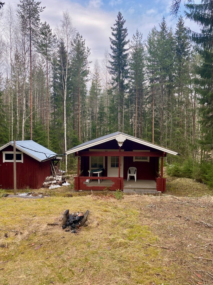 Pengerryksen alapuolella vierasmökki, liiteri ja ulkohuussirakennus.