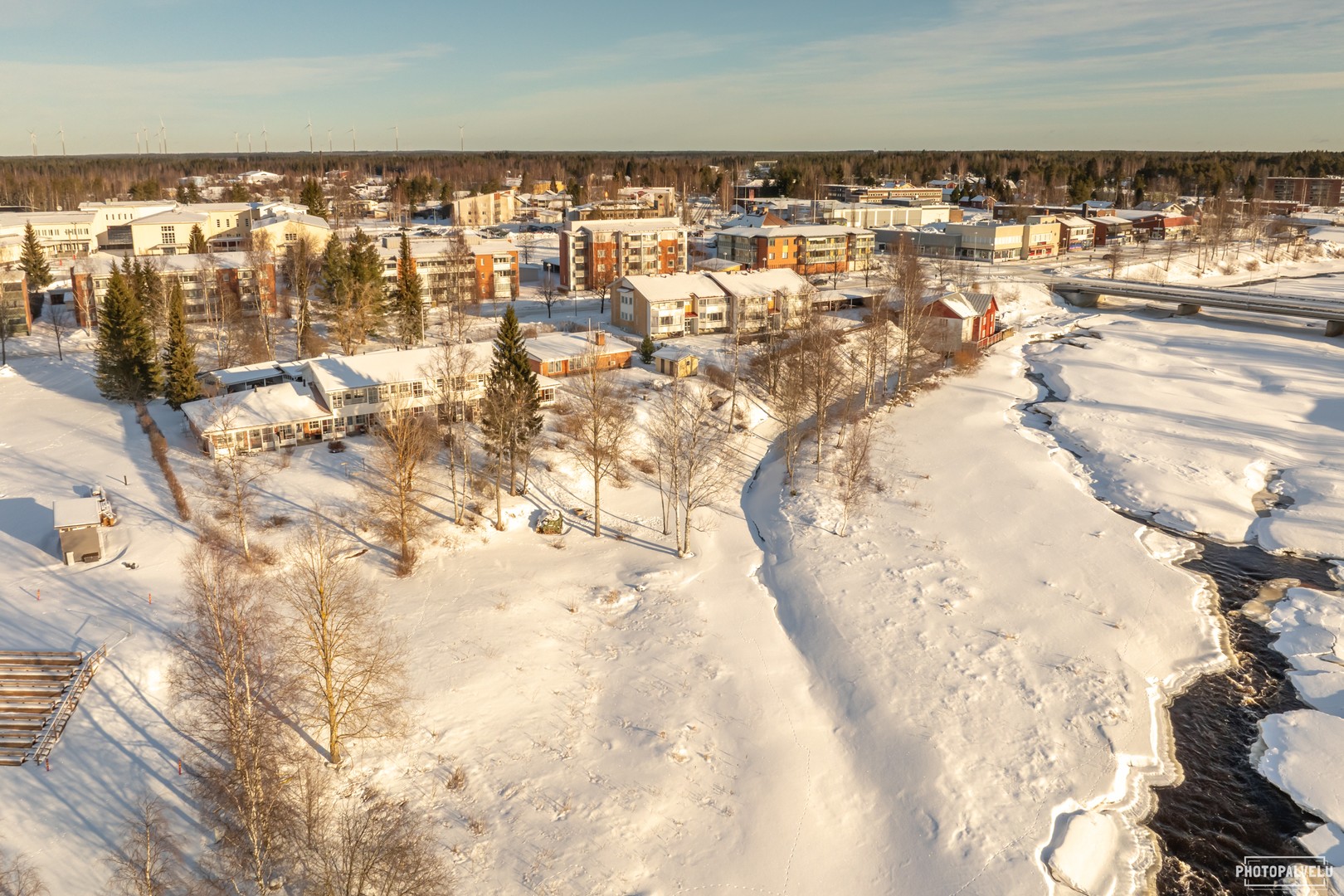 Asunto upealla paikalla jokirannassa.