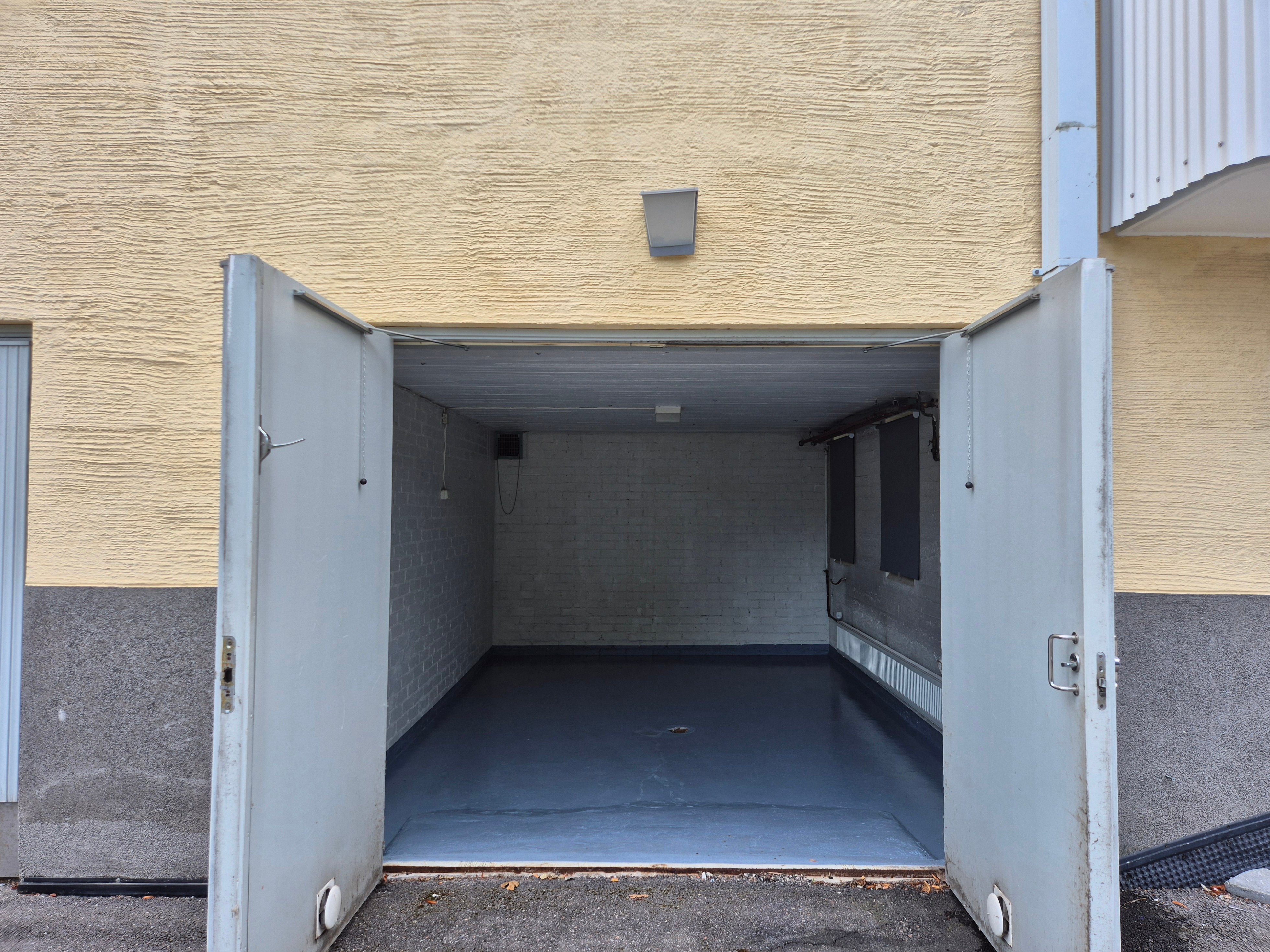 Huoneiston yhteydessä mahdollista vuokrata tilava autotalli