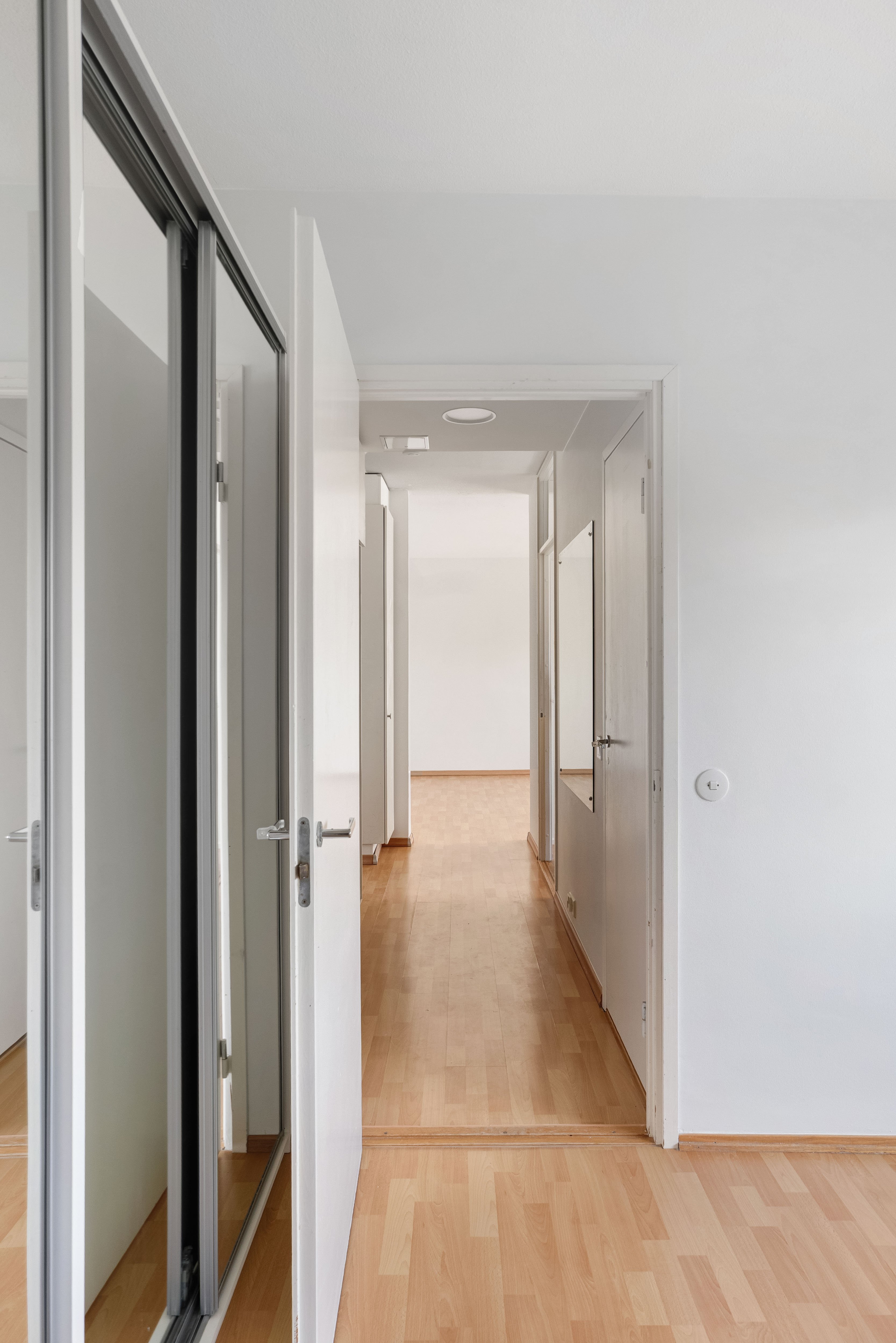 Näkymä makuuhuoneesta olohuoneeseen.