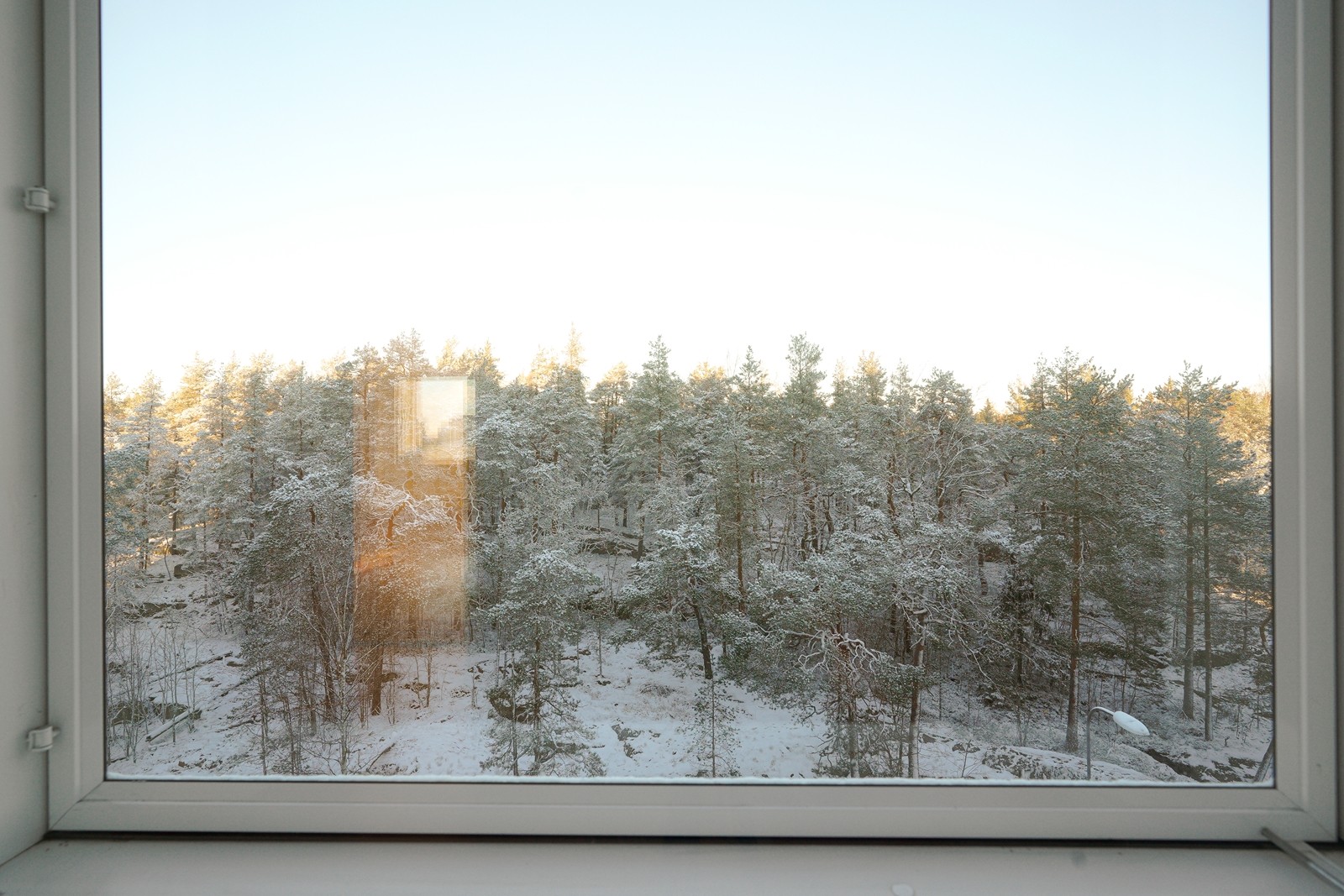 Talvinäkymä keittiöstä ja molemmista huoneista.