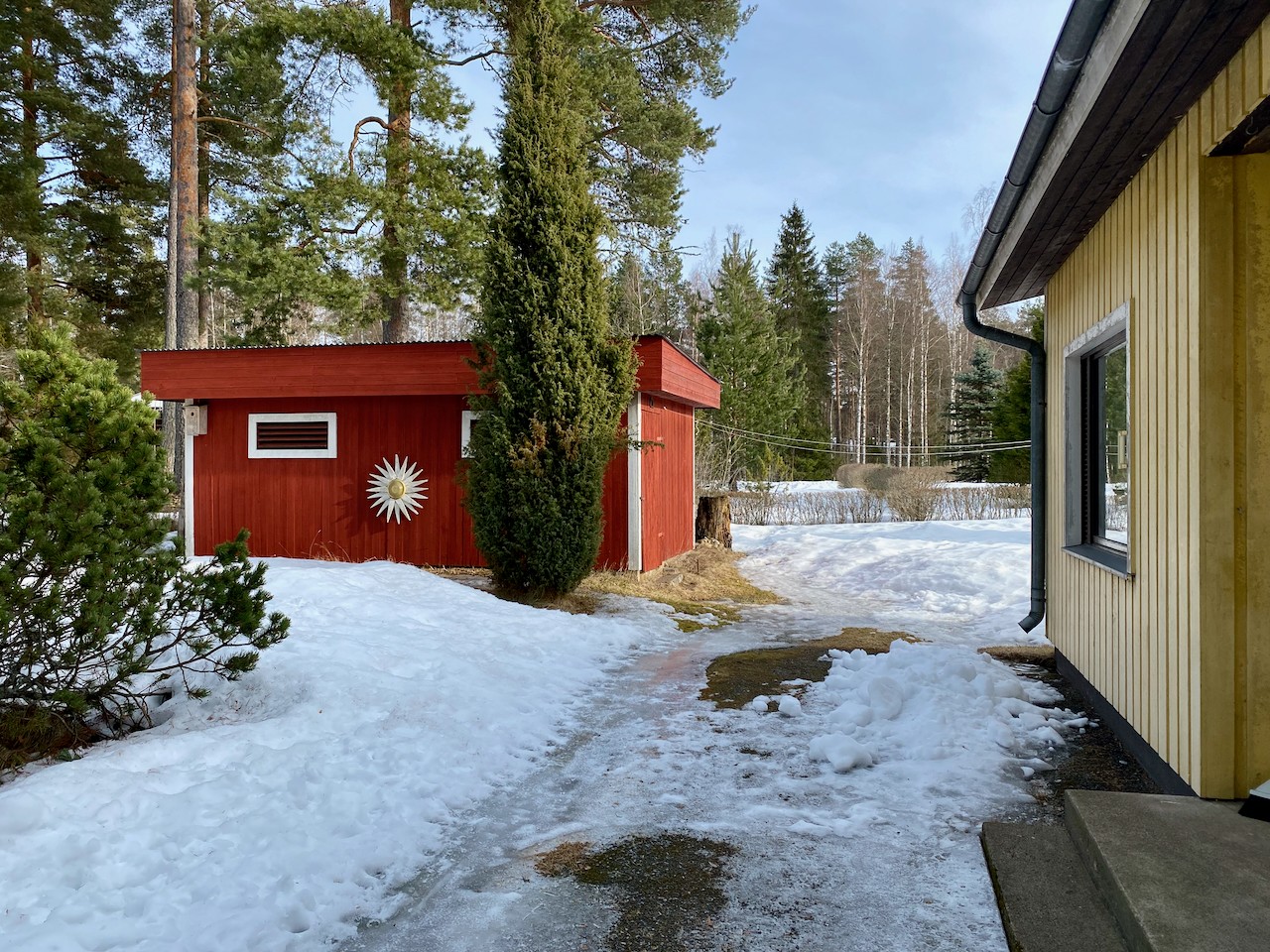 Varastorakennus vasemmalla.