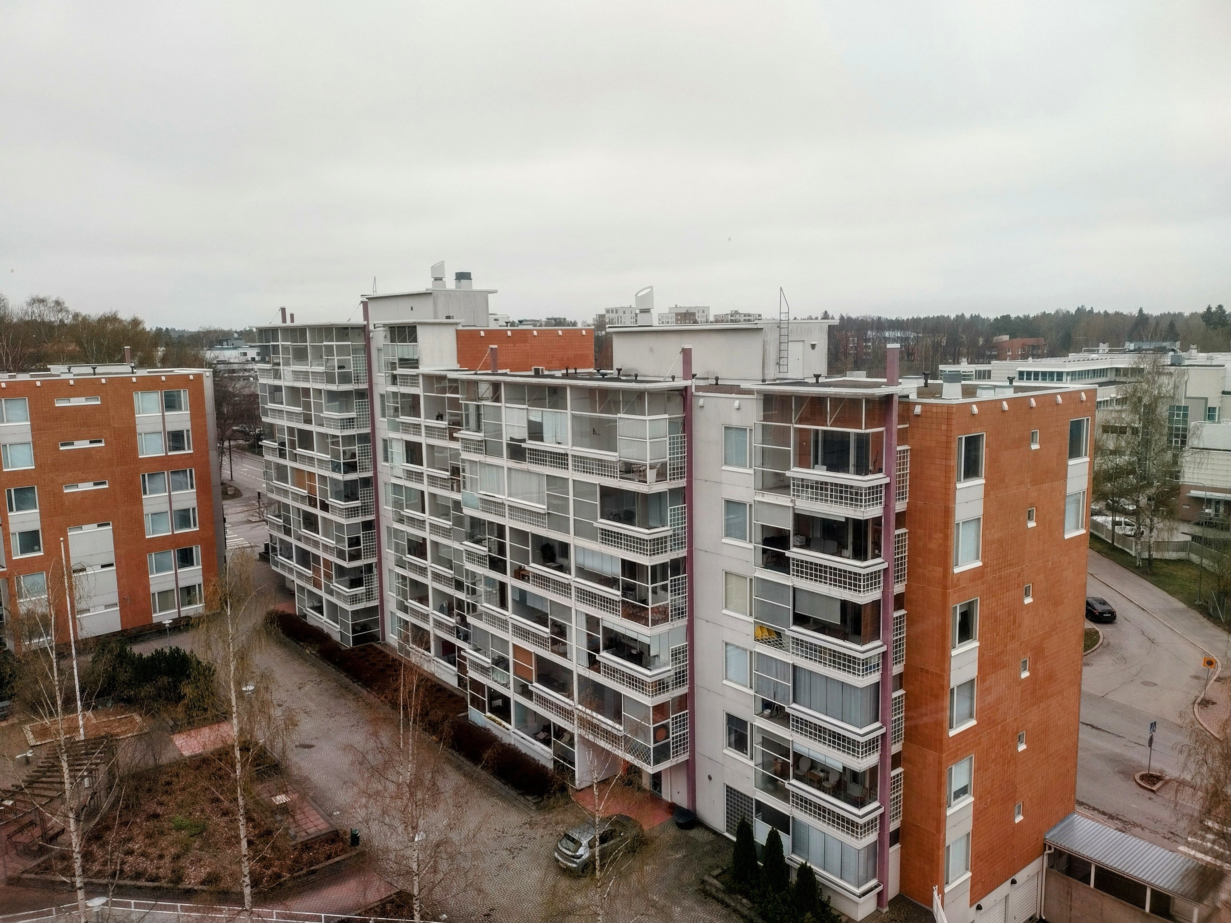 Näkymä ruokailutilan ikkunasta.
Ilmansuunta luode.