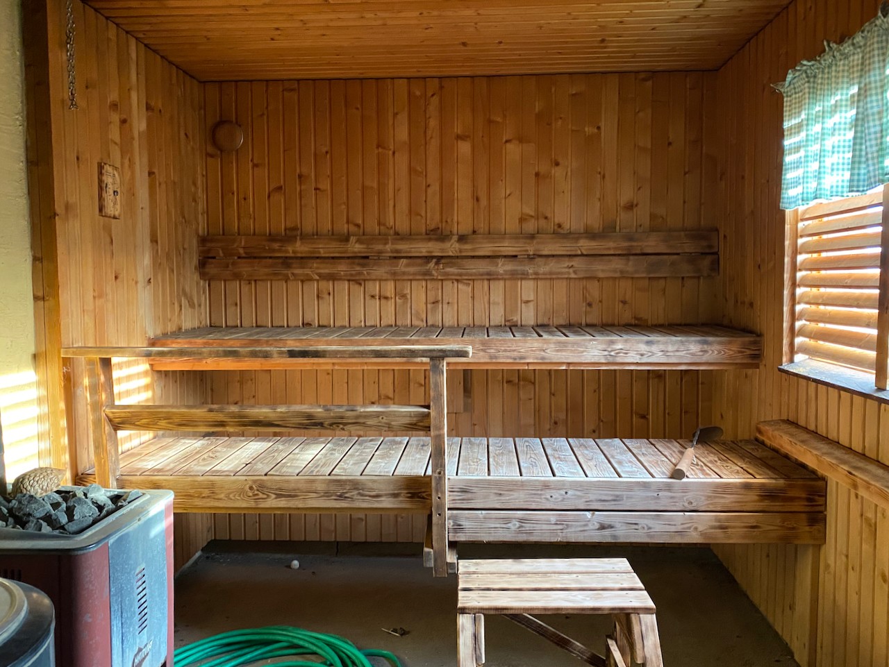 Tilava perinteinen sauna piharakennuksessa.