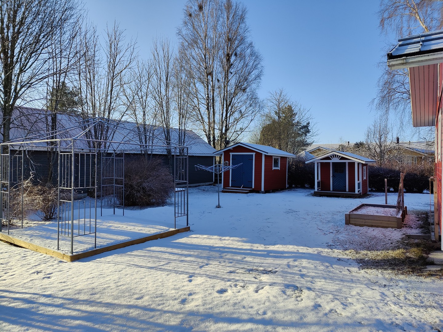 Varasto ja leikkimökki pihan perällä
