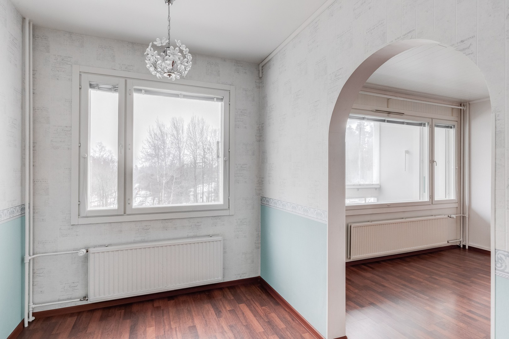 Suurten ikkunoiden ja korkean sijainin ansiosta tämä asunto saa todella paljon päivänvaloa.