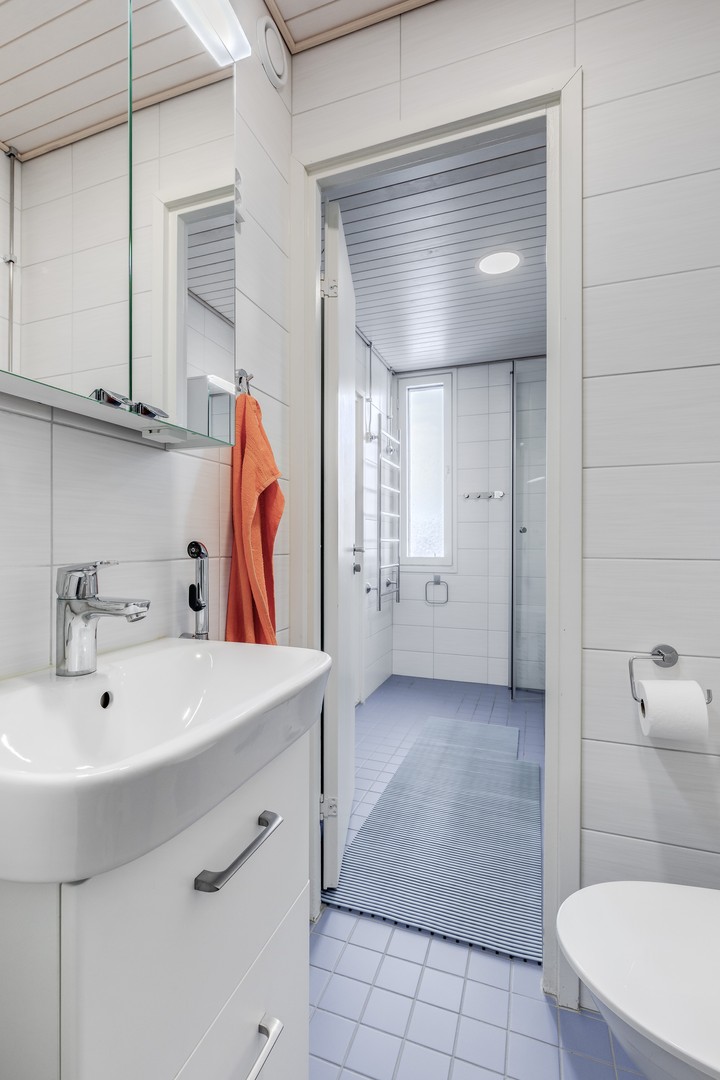 WC:n läpi näppärsäti kylpyhuoneeseen.