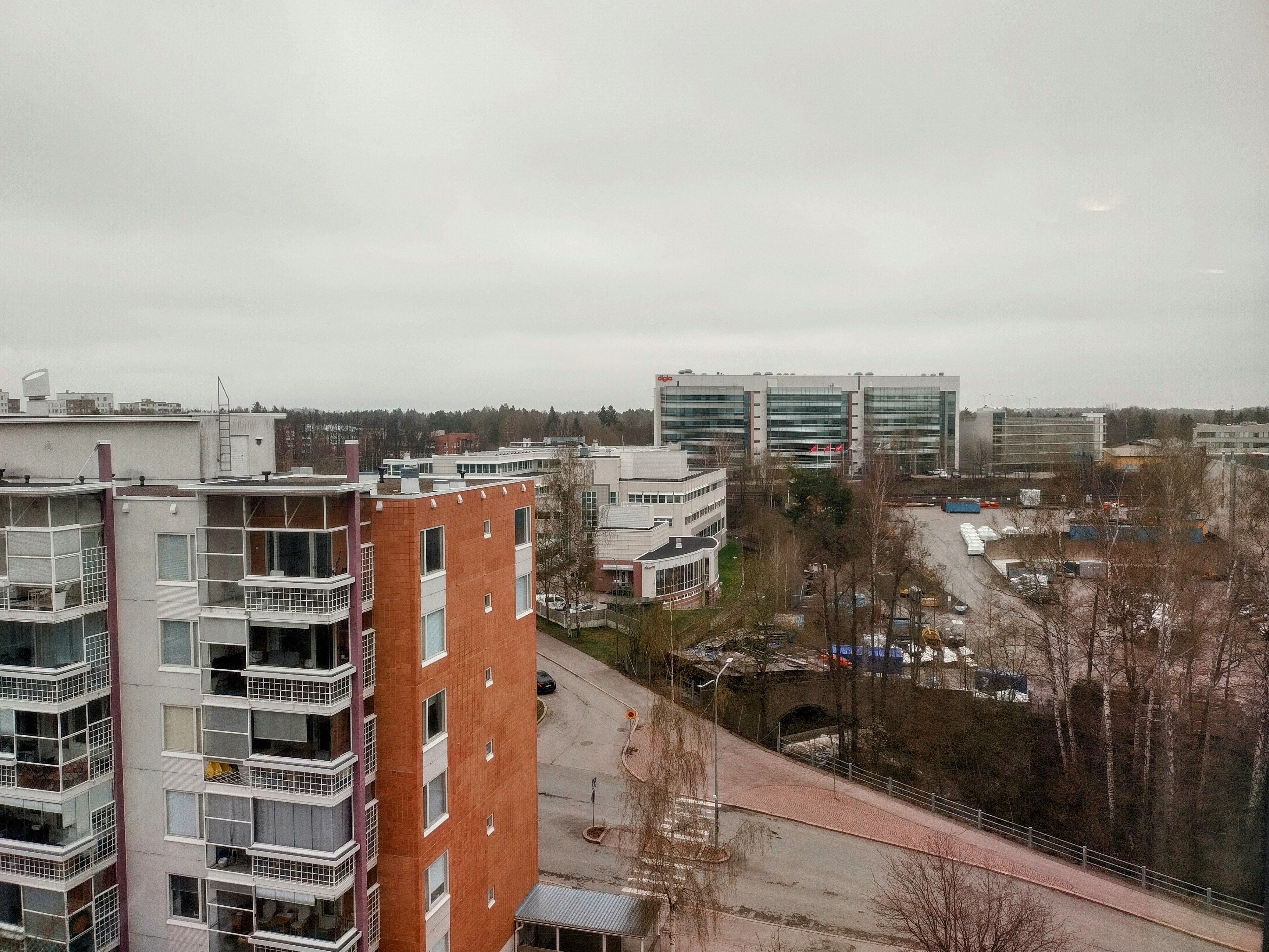 Näkymä ruokailutilan ikkunasta.
Ilmansuunta luode.