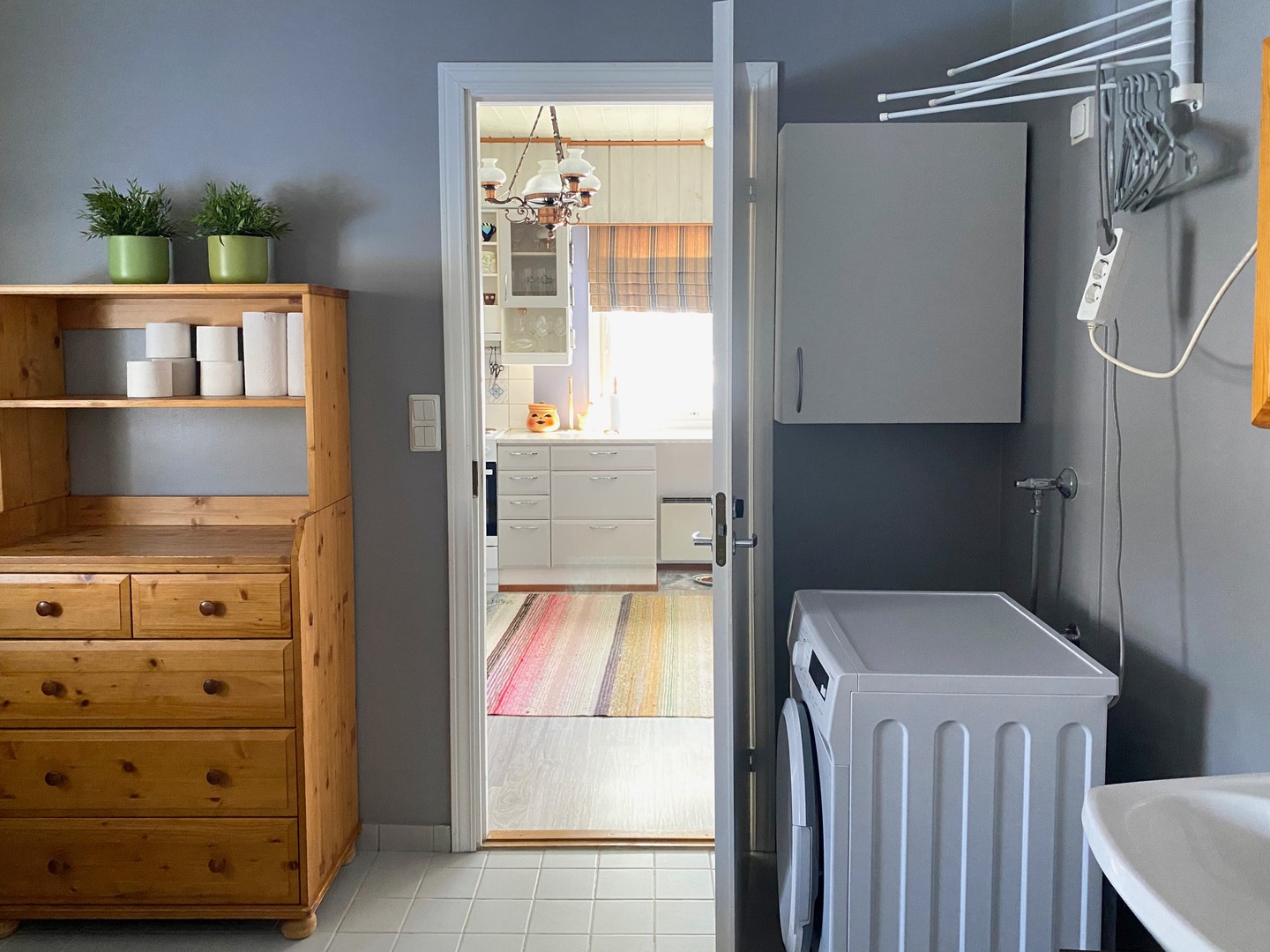 Pesuhuoneeseen mahtuu hyvin pyykkitorni tai pesukone ja kuivausrumpu vaikka vierakkäinkin.