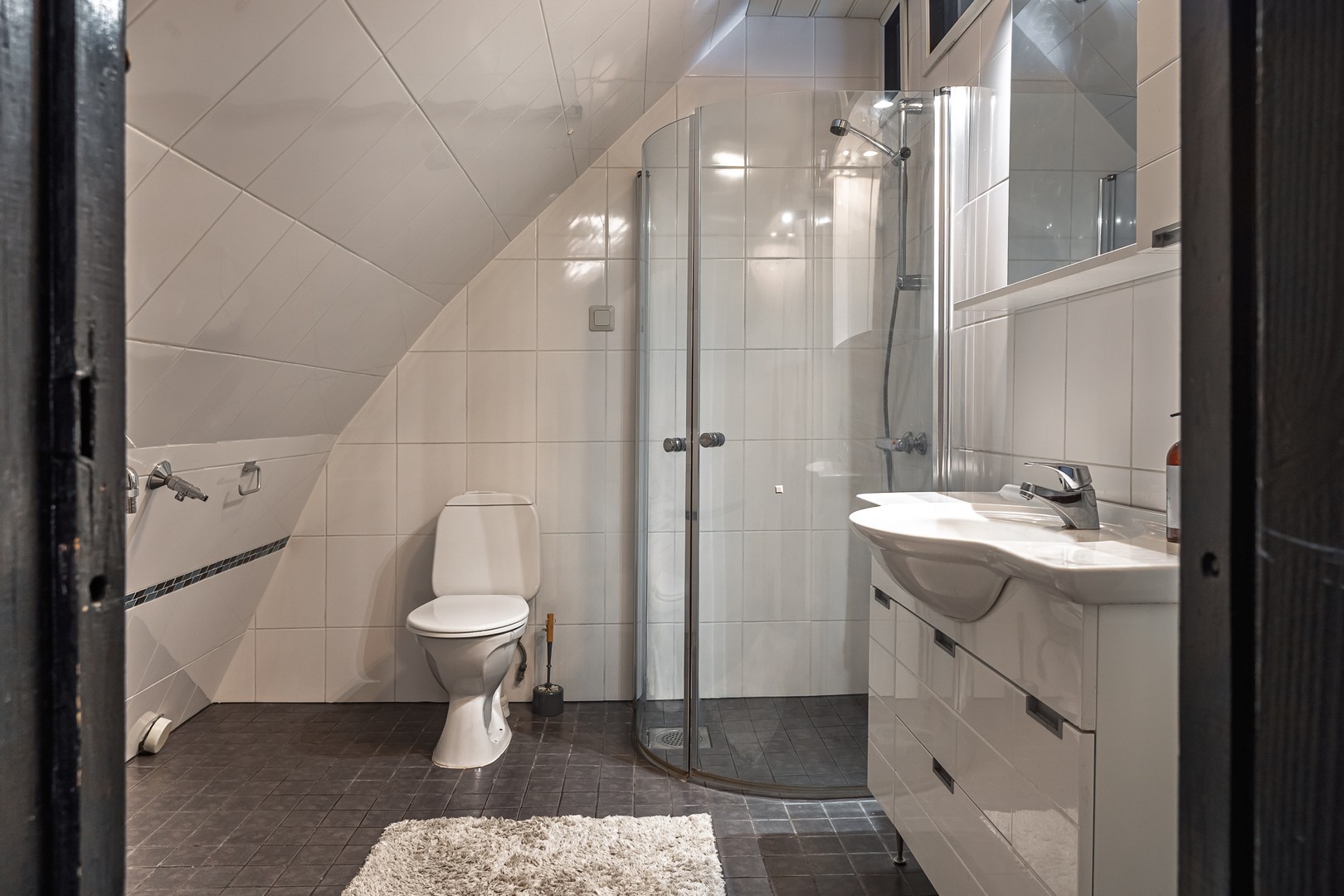 Yläkerran wc/kylpyhuone