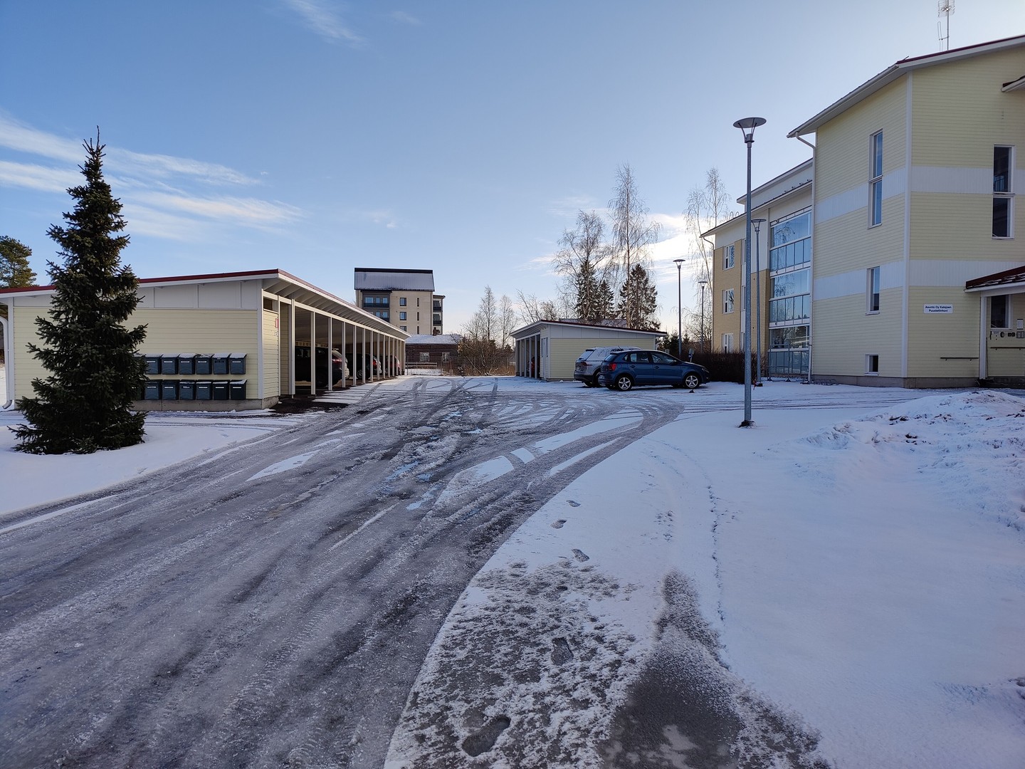 Taloyhtiön pihaa