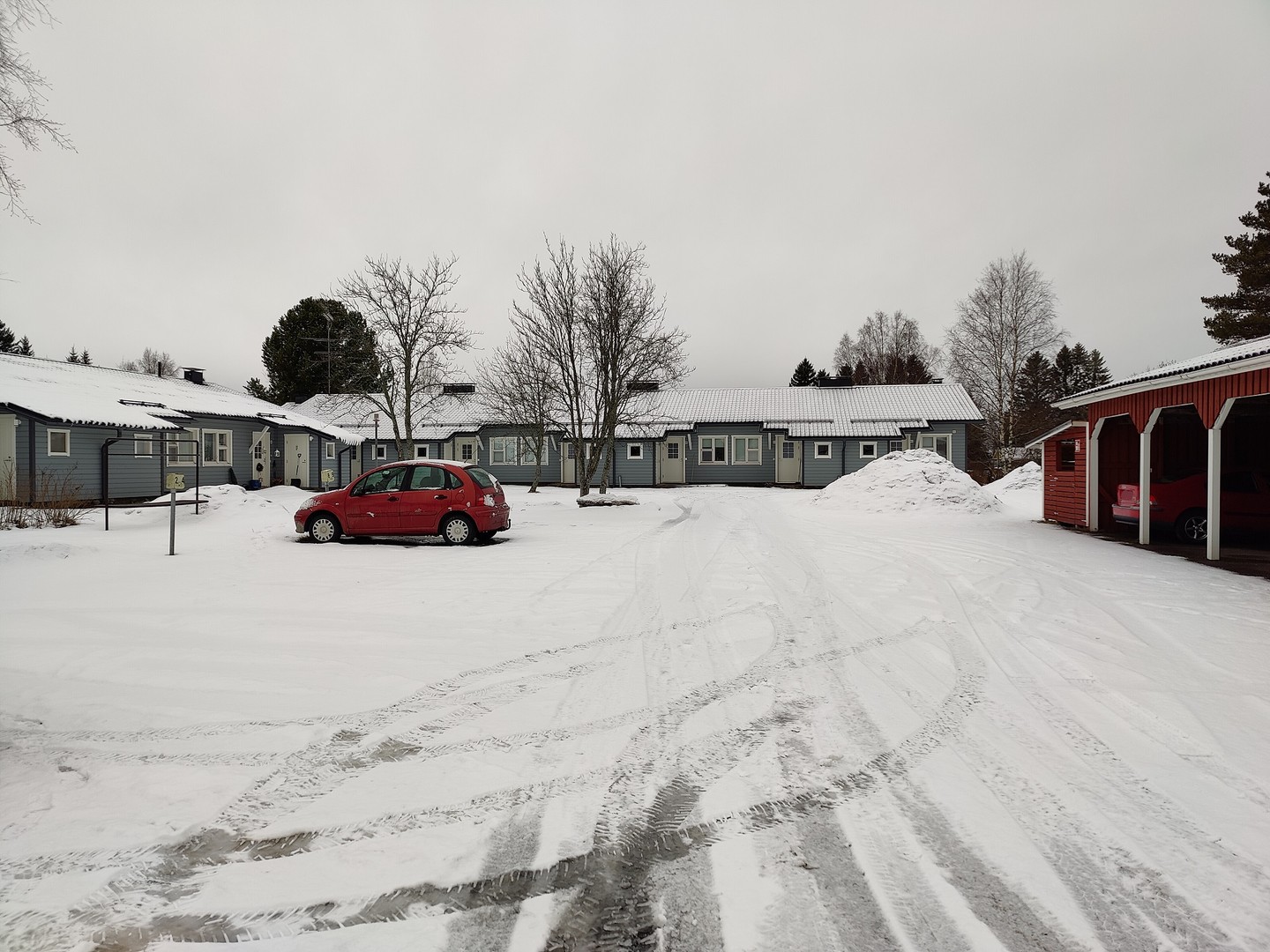Taloyhtiön pihaa