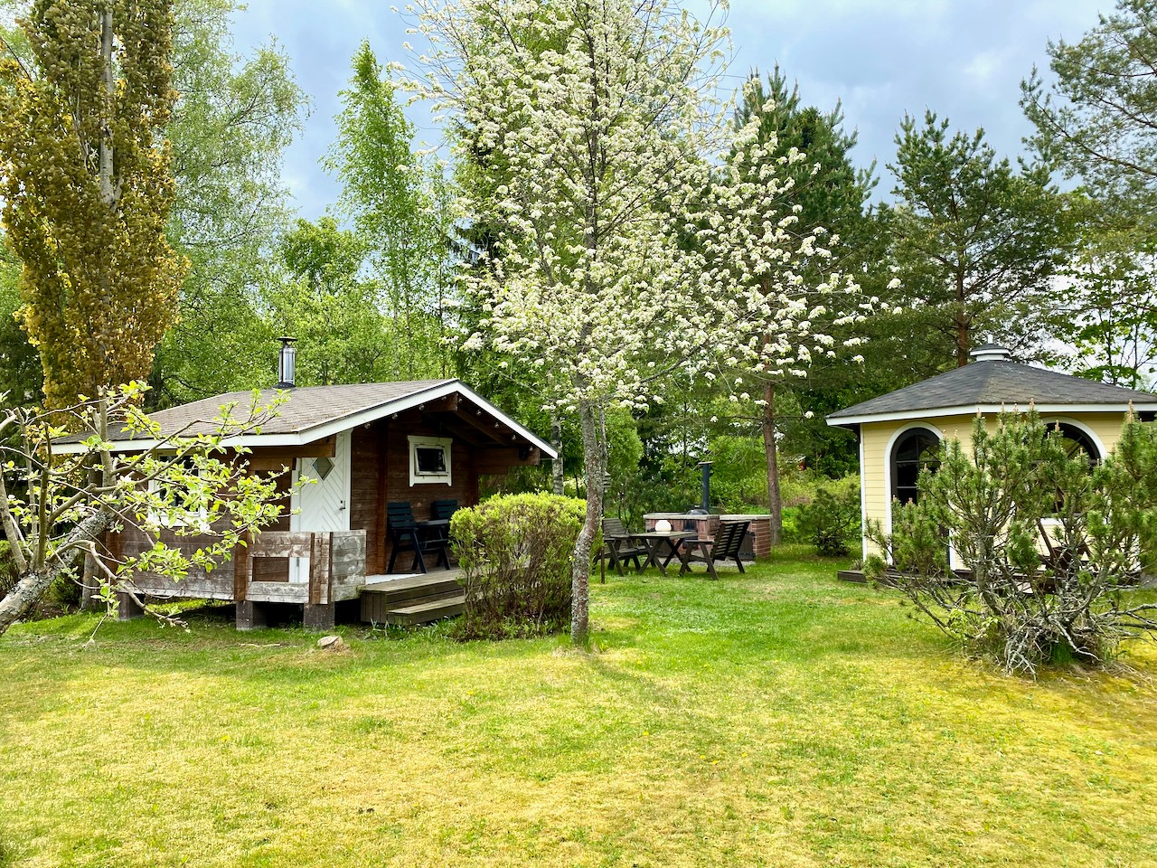 Pihasauna ja huvimaja