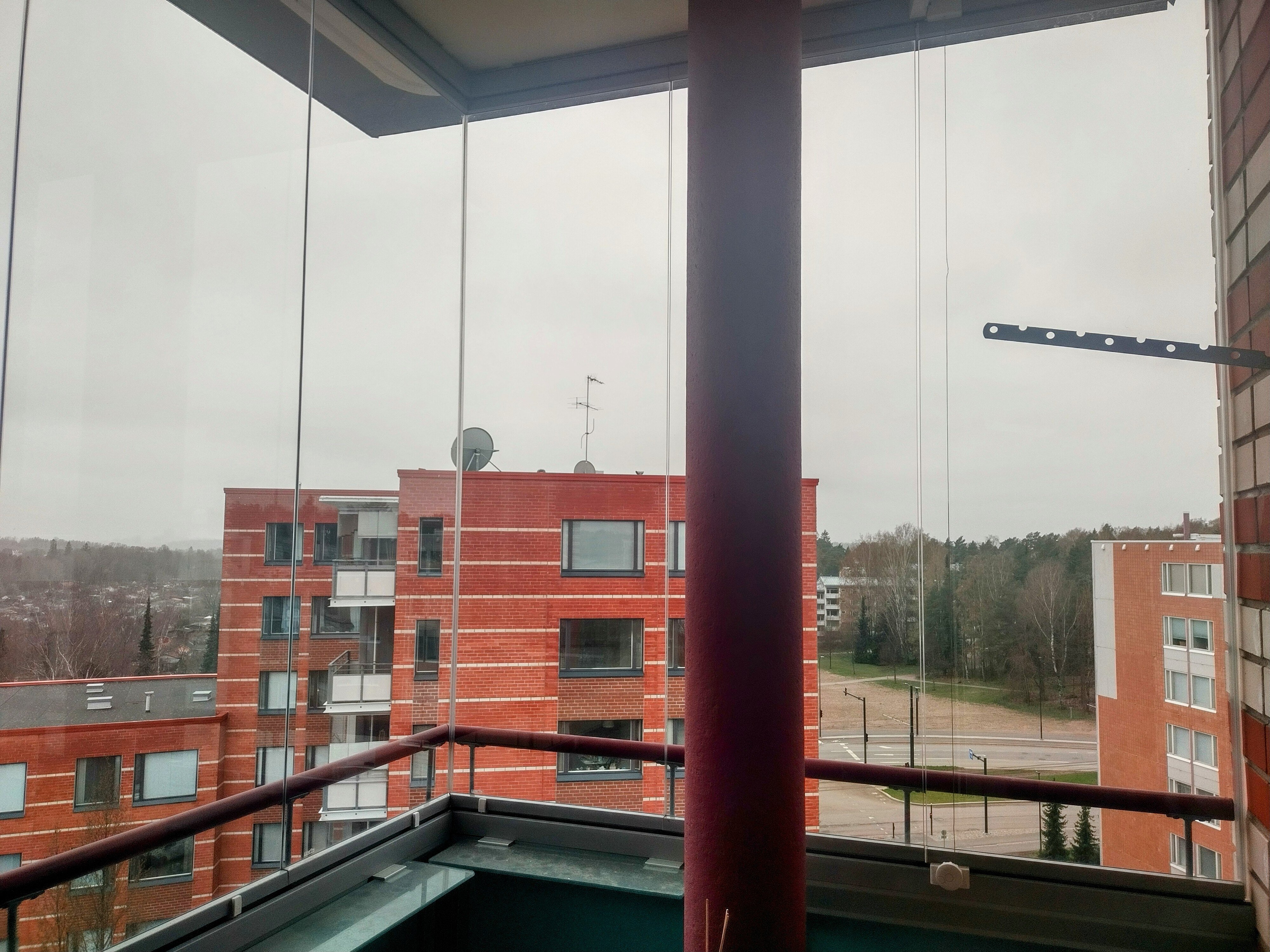 Näkymä parvekkeelta, ilmansuunta kaakko ja lounas.