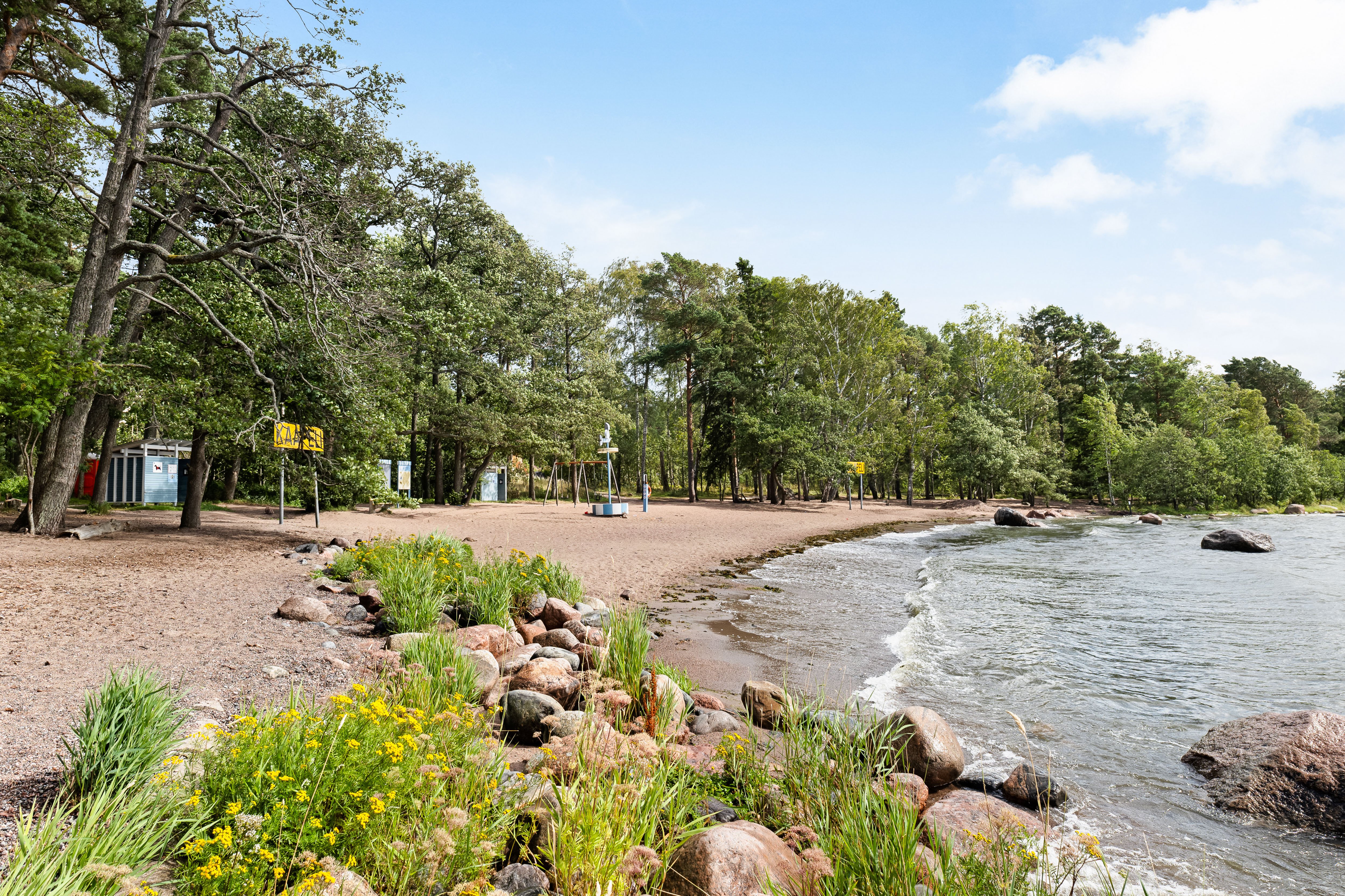 Ihana uimaranta n. 200 m päässä.