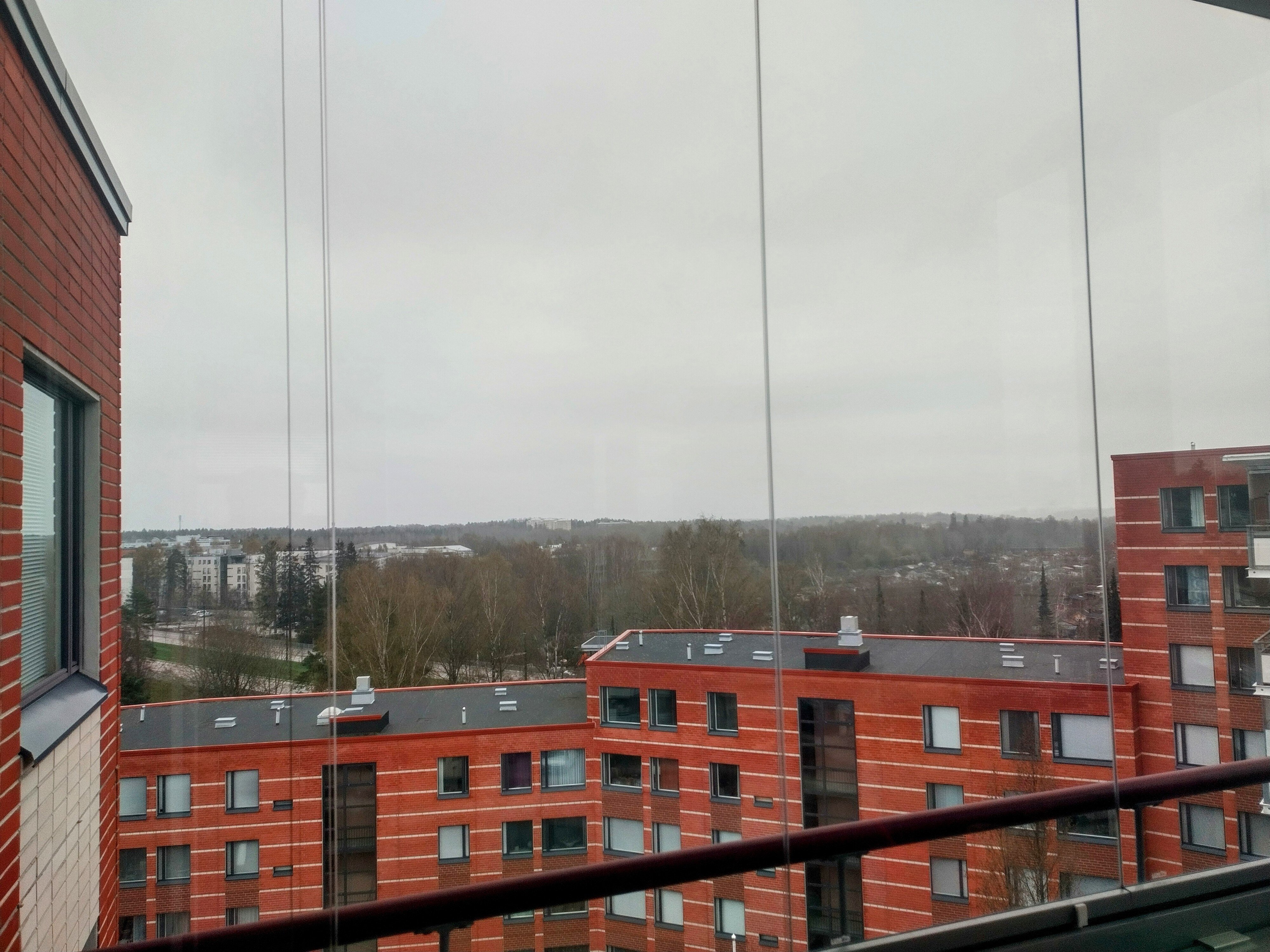 Näkymä parvekkeelta, ilmansuunta kaakko ja lounas.