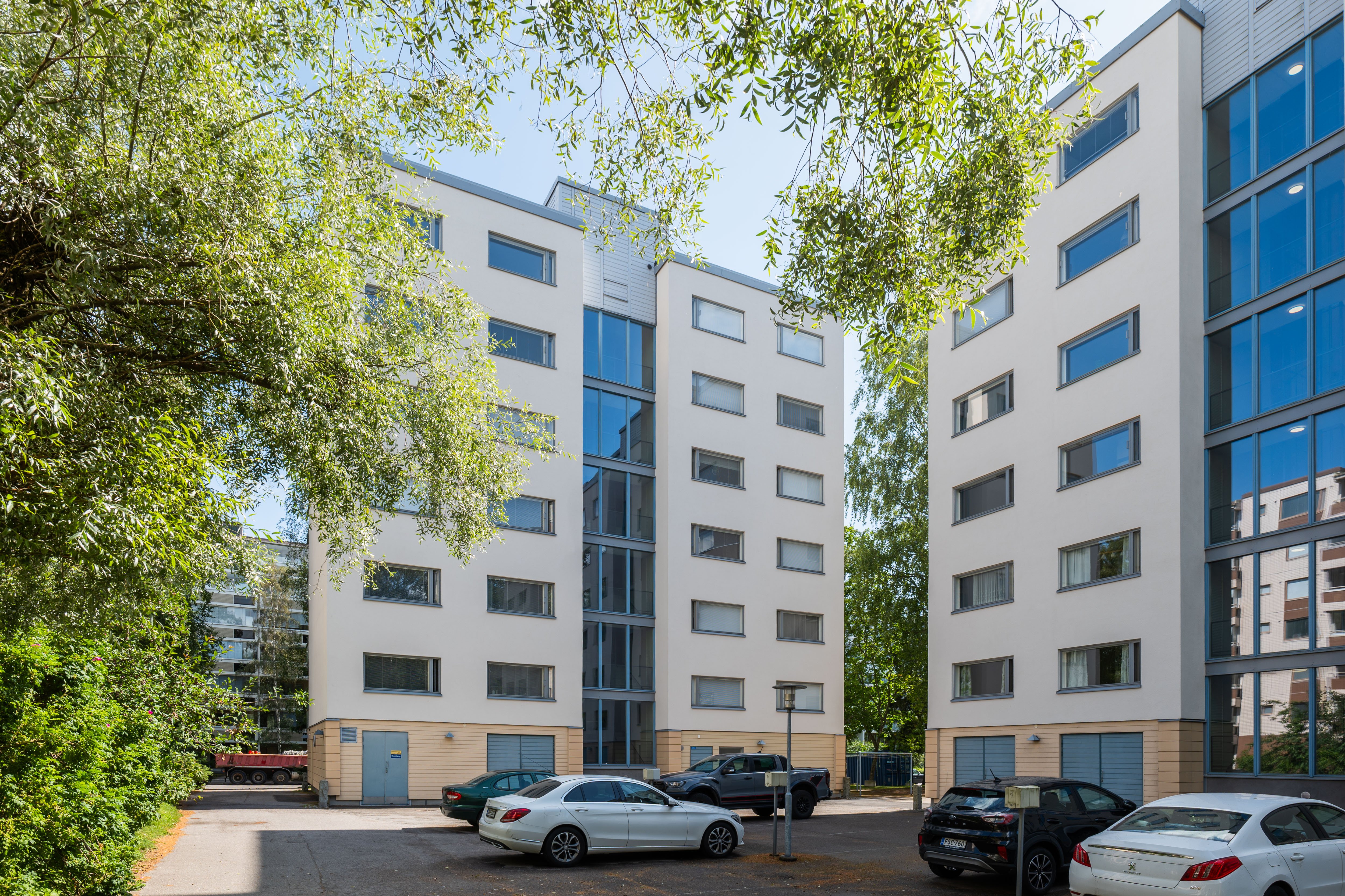 Julkisivu pihanpuolella.