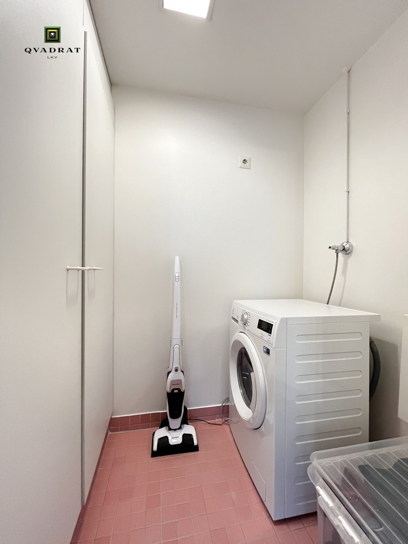 Kodinhoitohuone keittiön yhteydessä