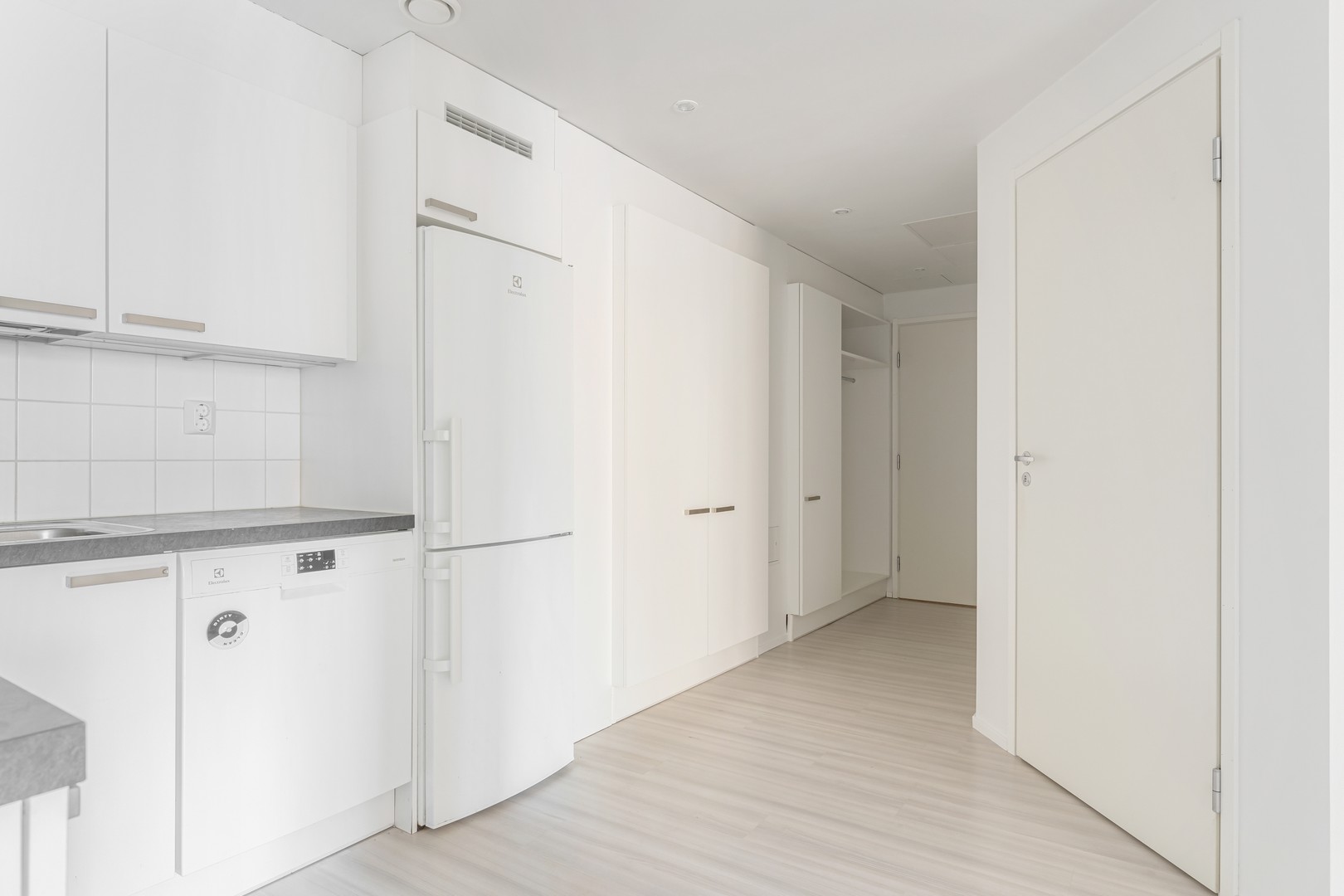 Sisääntulo keittiöstä katsottuna