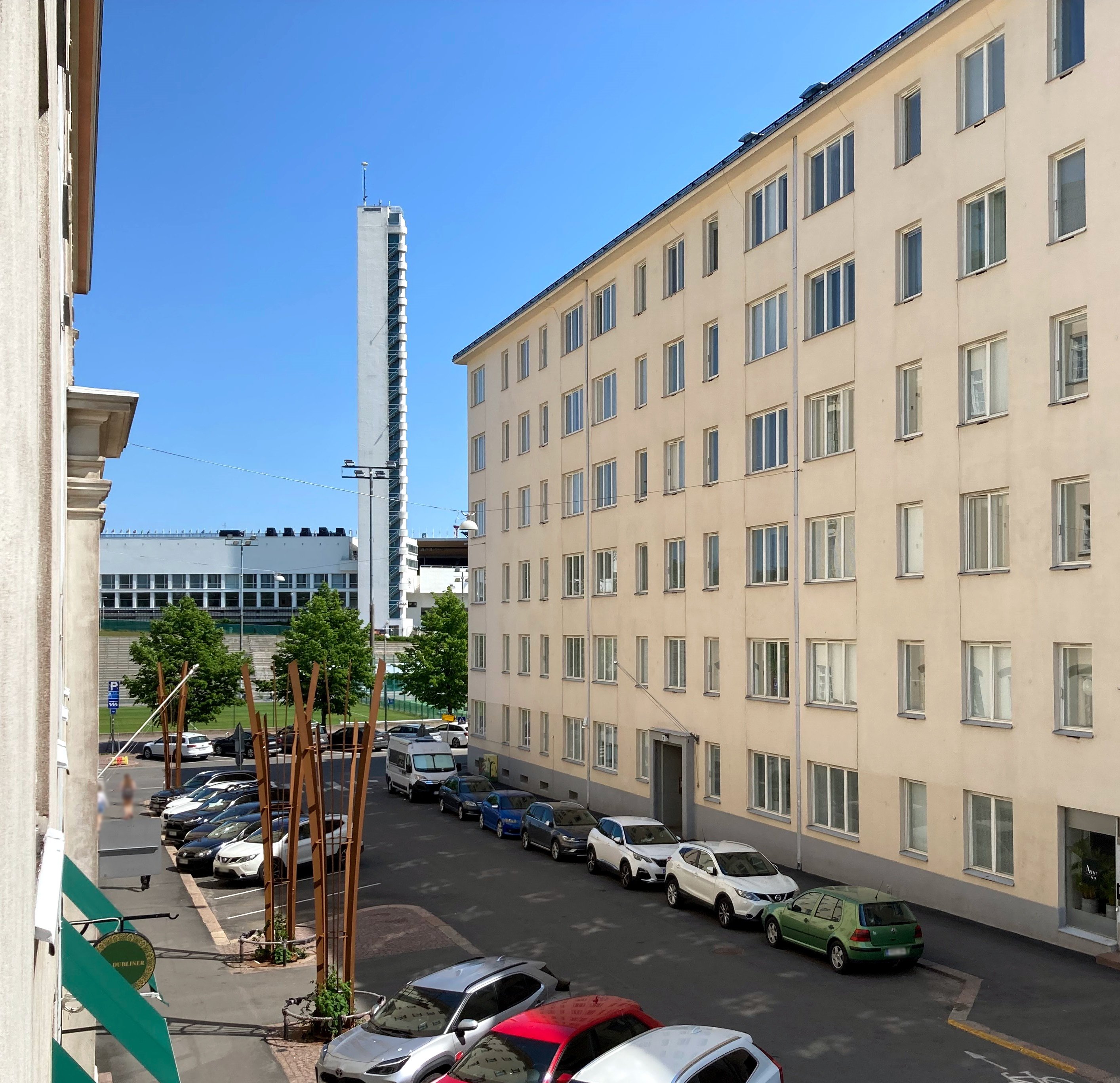 Olympia- ja uimsatadion, Keskuspuisto sekä Töölön kisahalli aivan kotiovella.