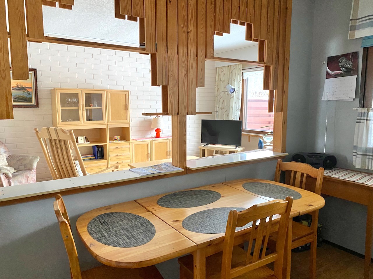Keittiön ja olohuoneen erottaa seinäke, jossa on  aukko. Aukkoon on tehty puurimoilla aikonaan melko pätevät somisteet.