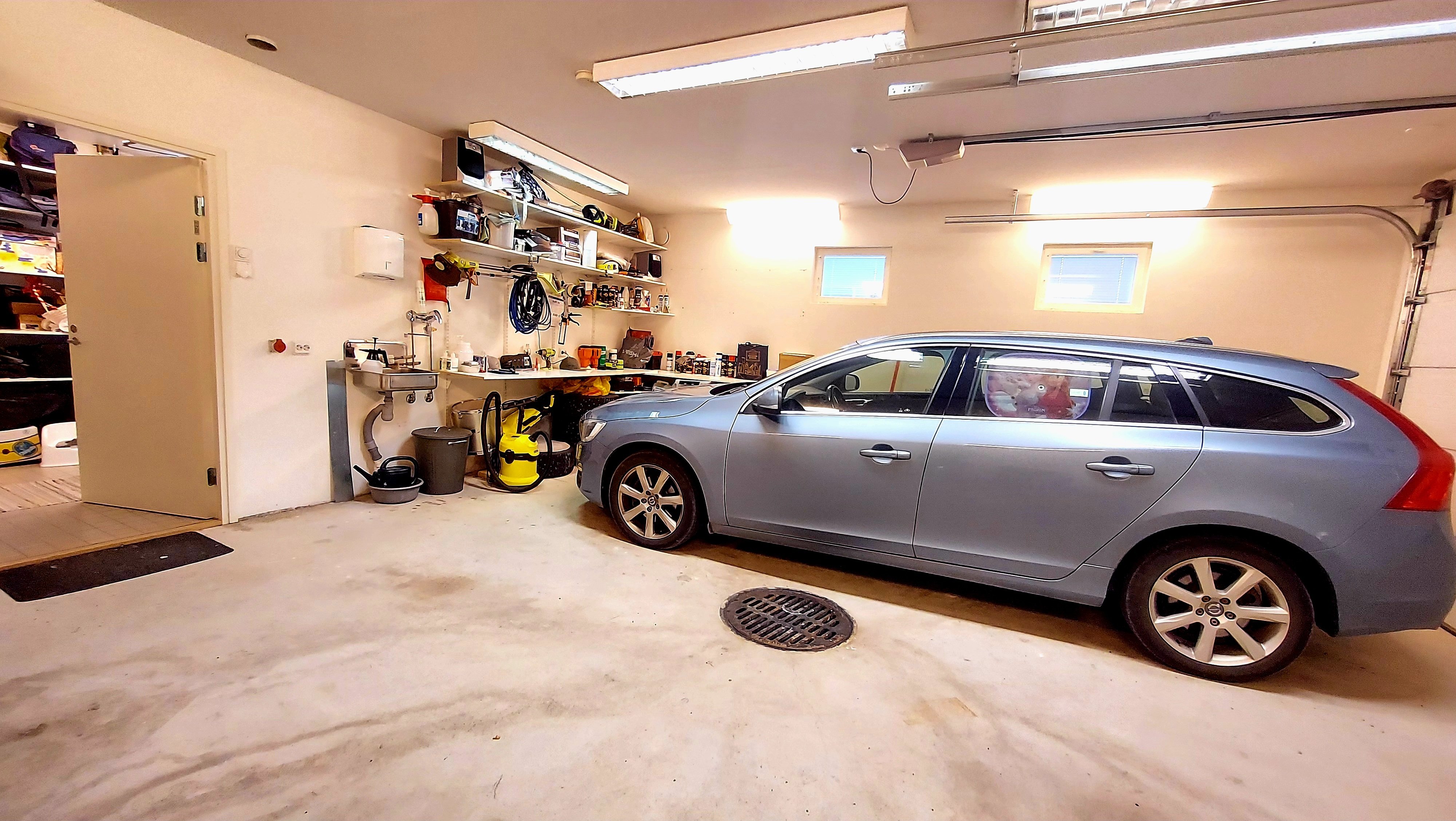 Autotallista löytyy voimavirtapistoke suurille koneille tai sähköautojen teholataukseen.