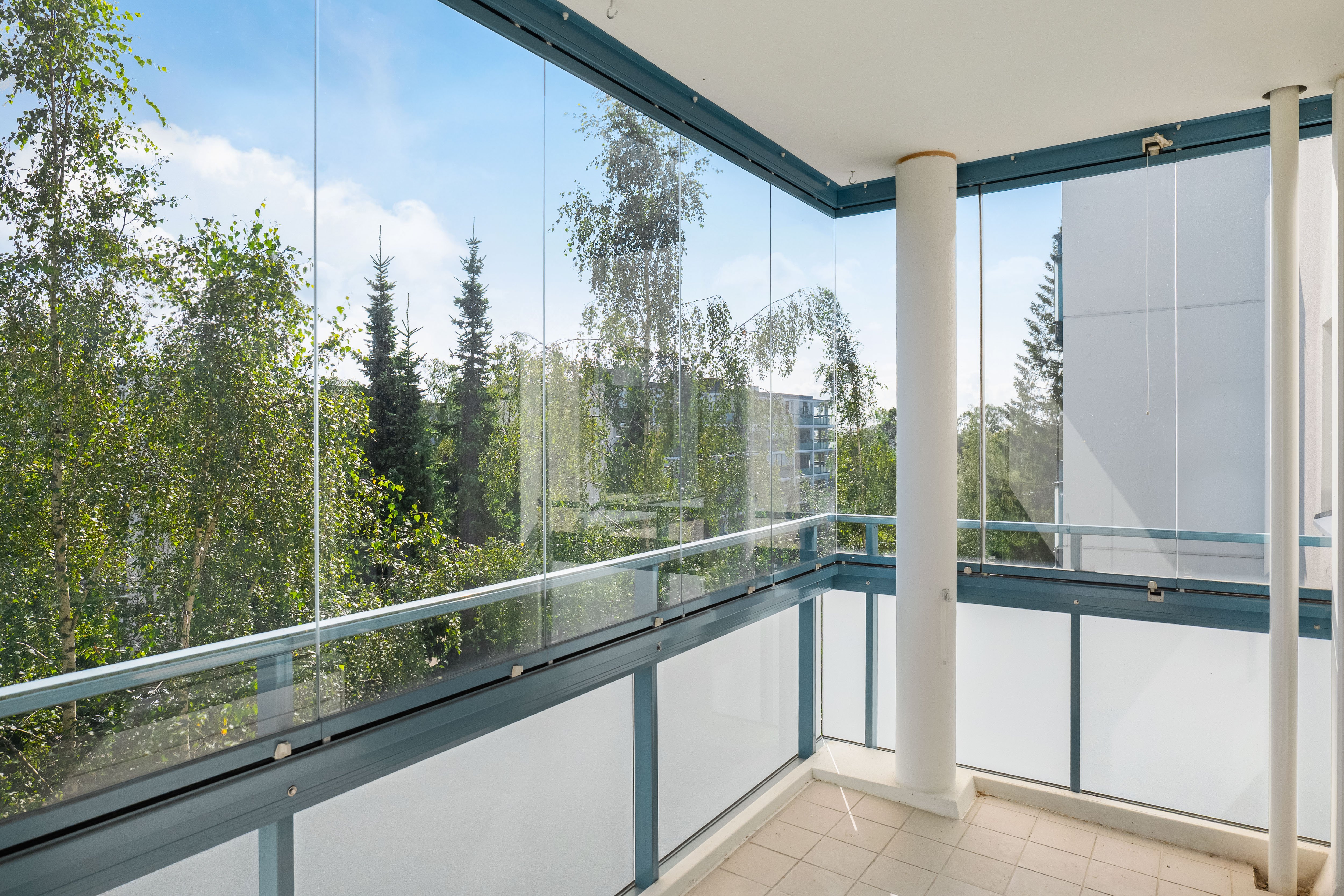 Iso, ulos työntyvä parveke.