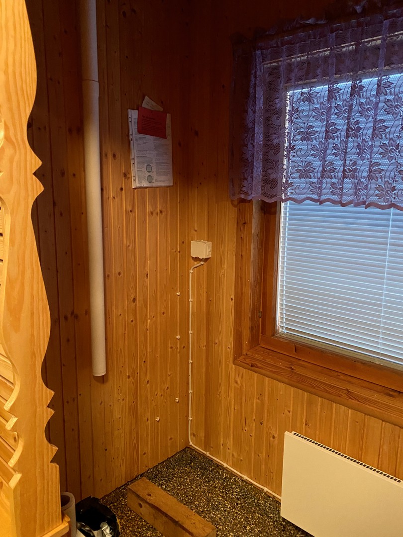 Pistoke valmiina sähkökäyttöiselle wc:lle.