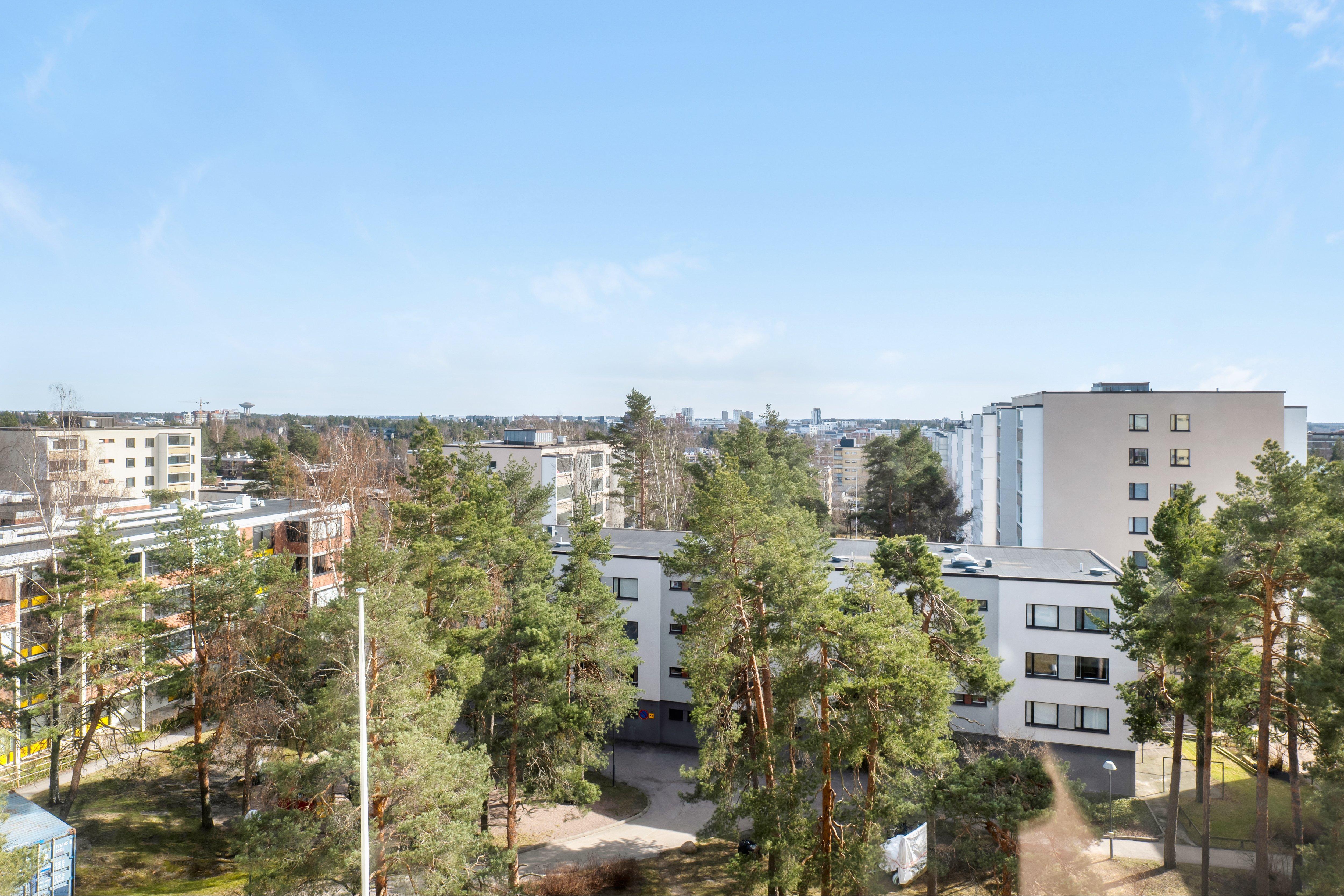 Näkymä etelään parvekkeelta.