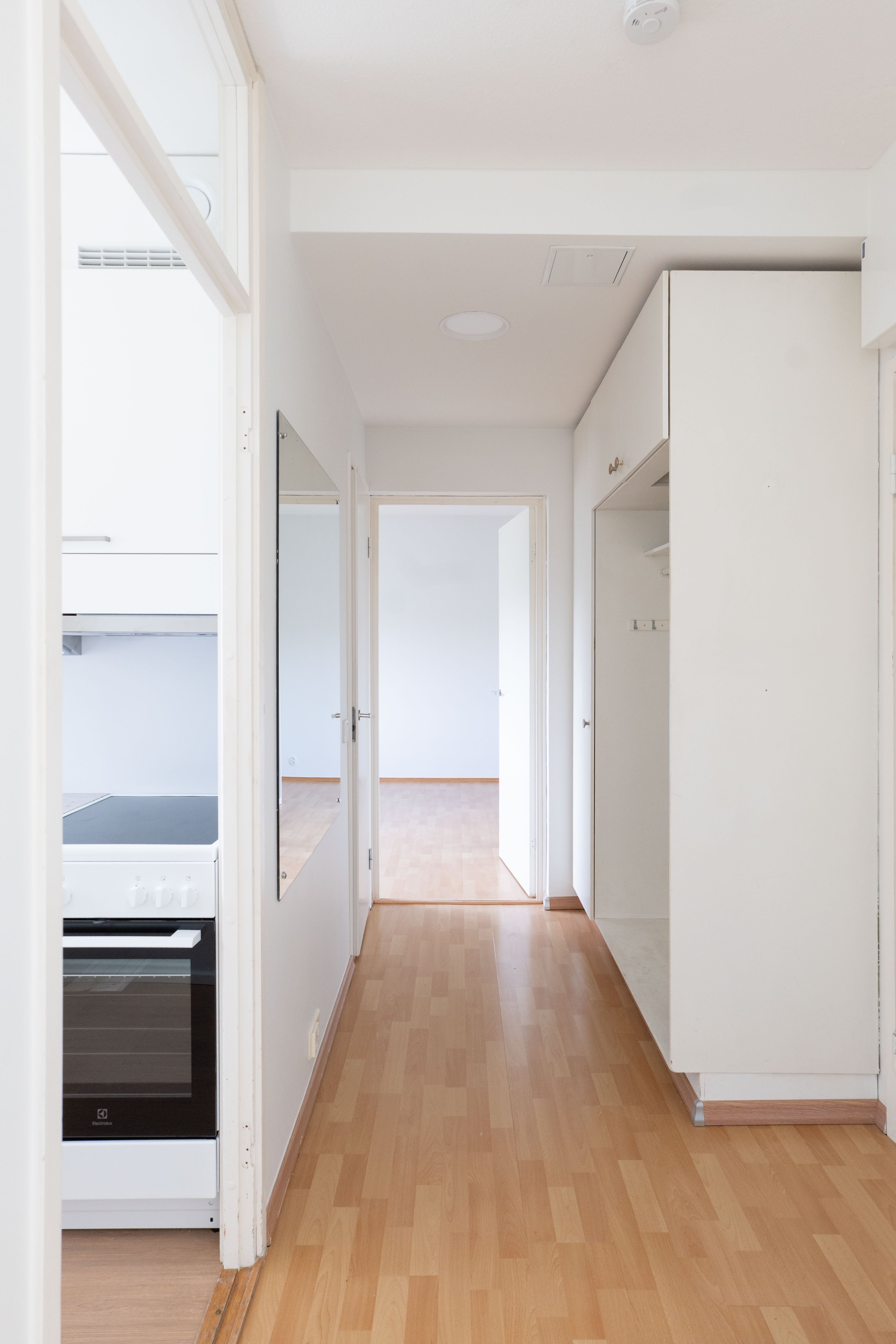 Näkymä olohuoneesta makuuhuoneeseen.