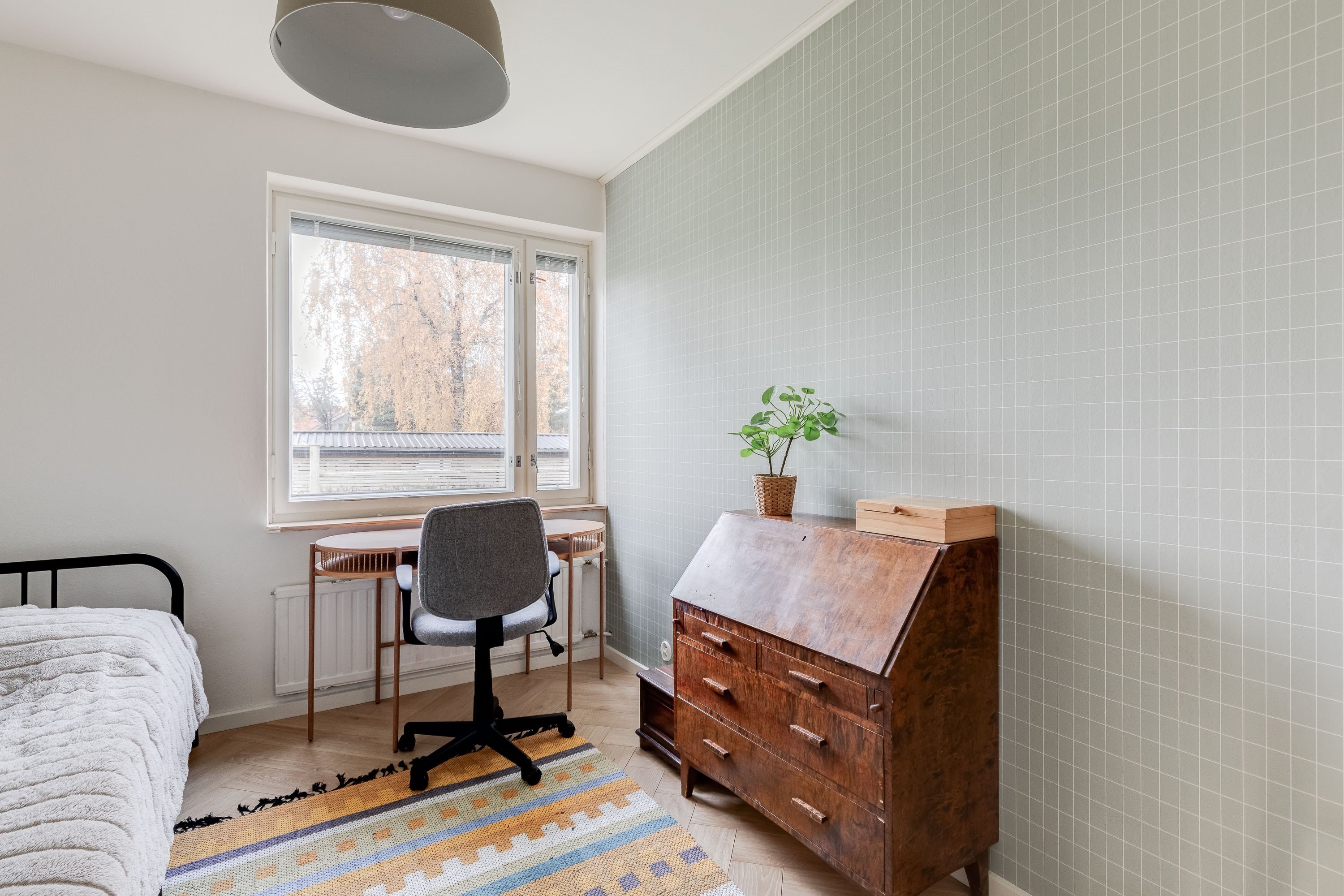 Erinomainen työ- tai makuuhuone.