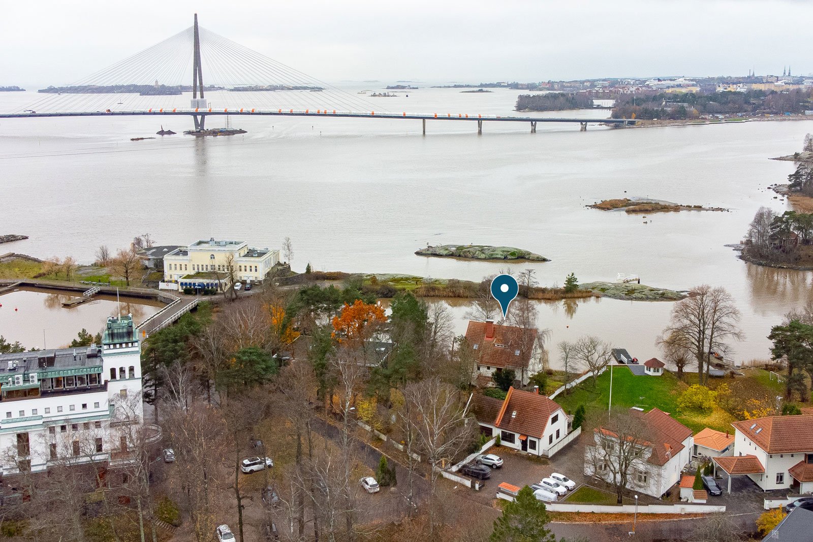 Ainutlaatuinen sijainti Kulosaaressa Wihurinlinnan ja Kulosaaren kasinon naapurissa.