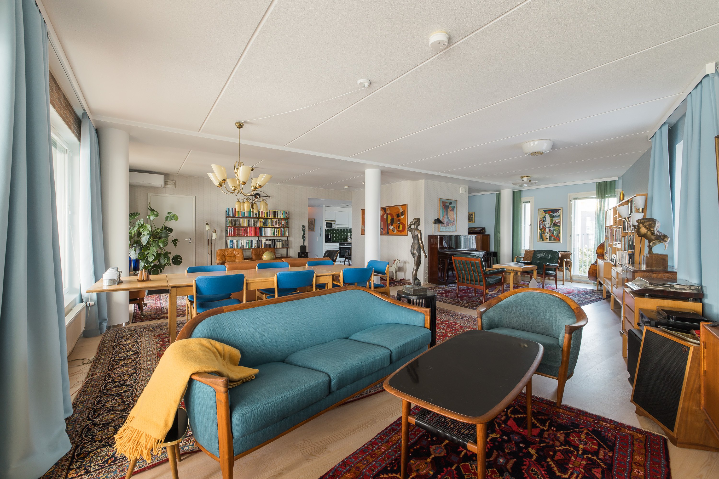 Aivan poikkeuksellisen tilava ja avara olohuone, joka on persoonallisesti kalustettu