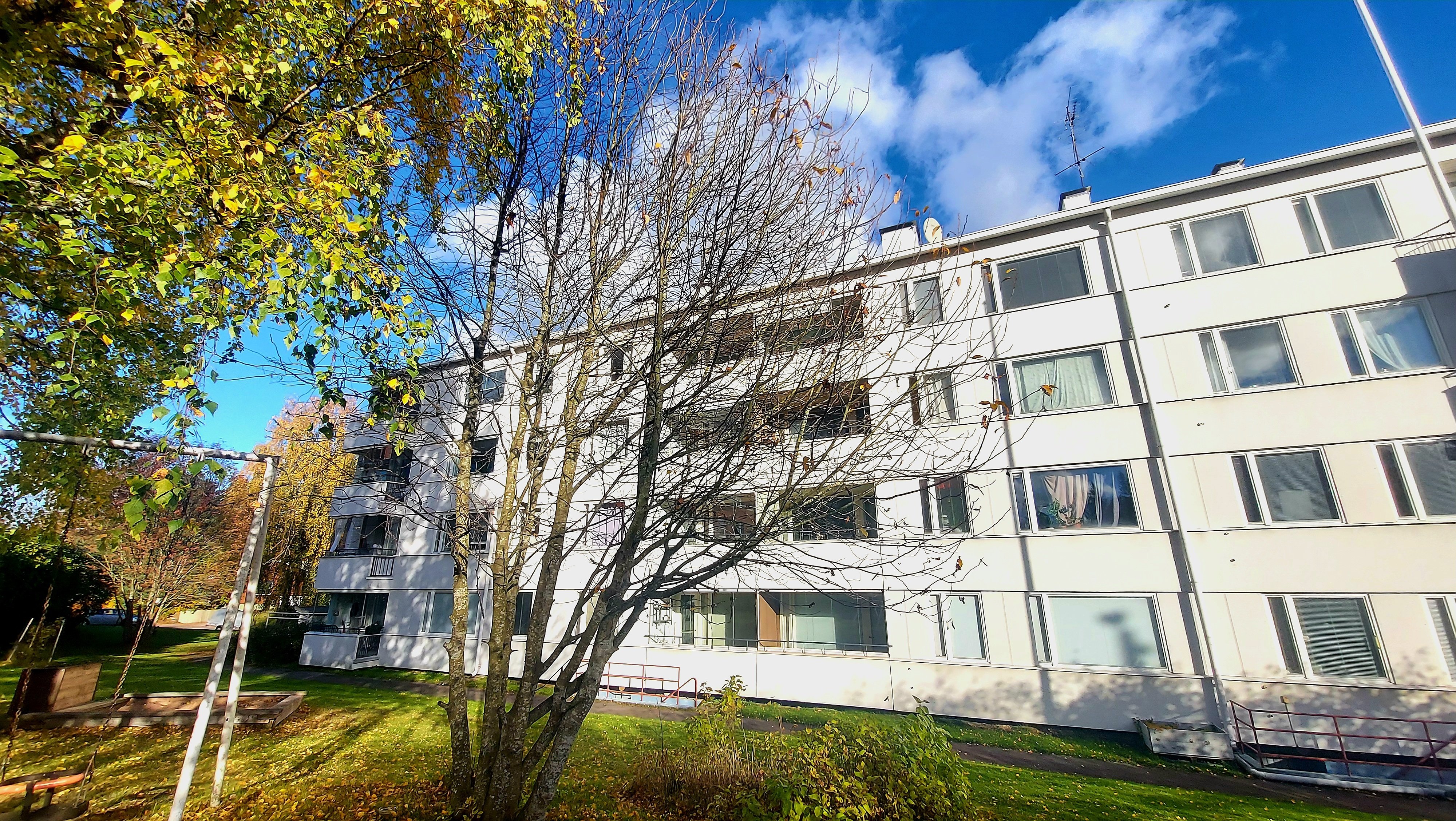 Syksyinen julkisivu.