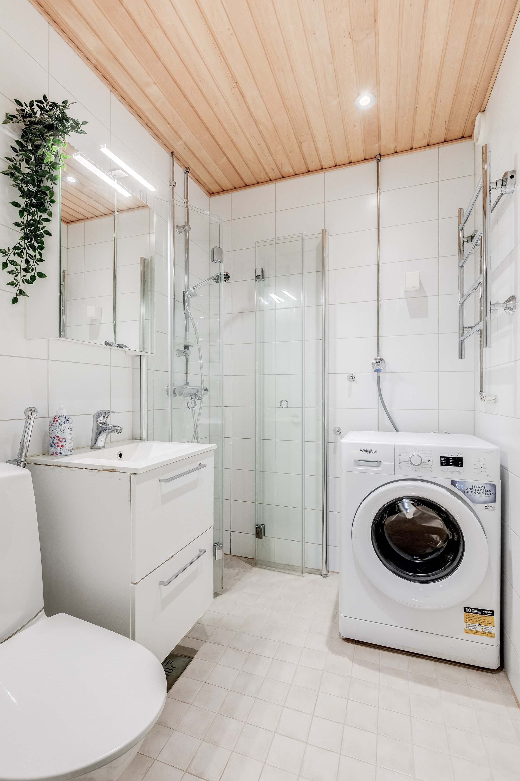 Remontoitu kylpyhuone.