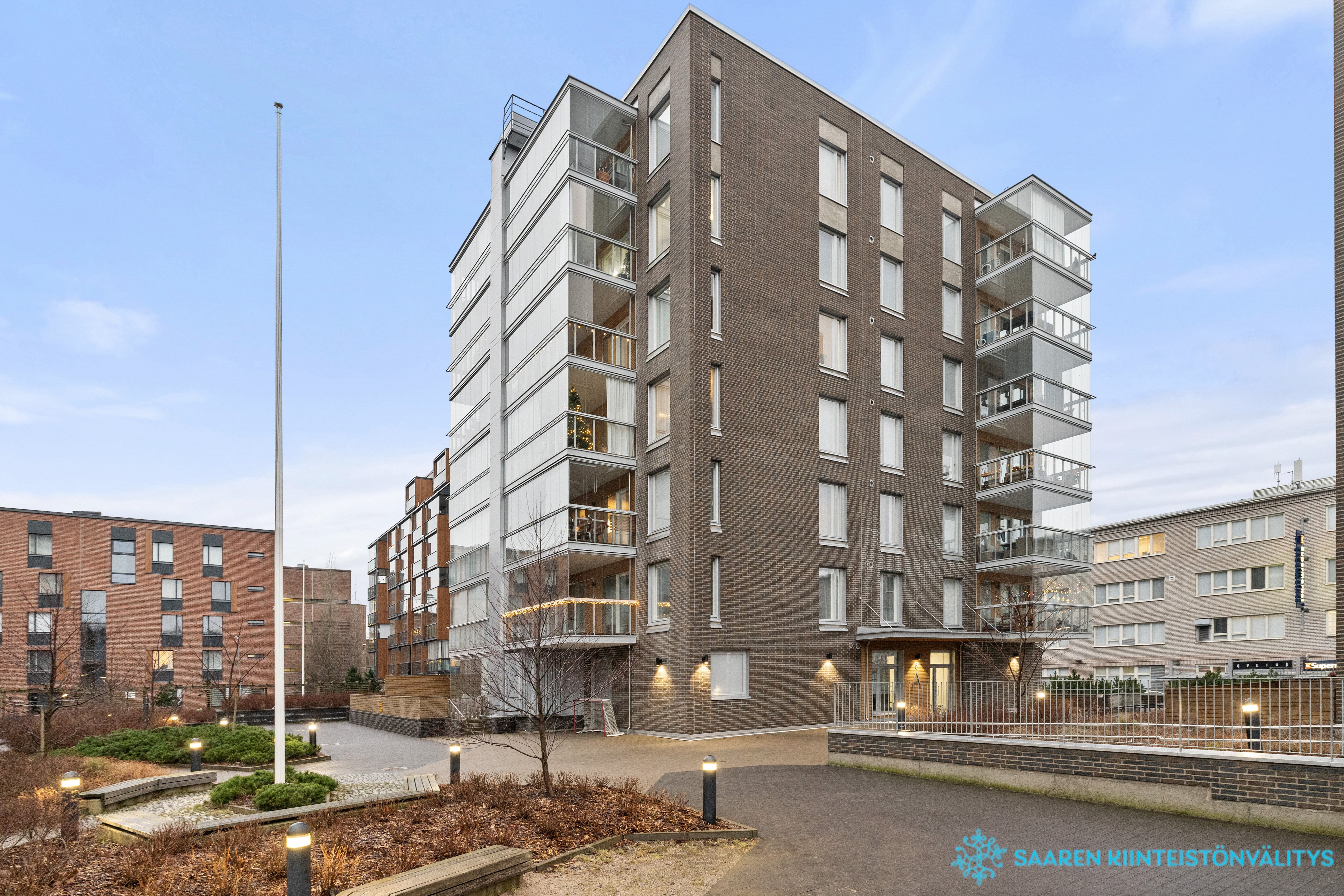 Rakennus A talon sisäpihan puolelta