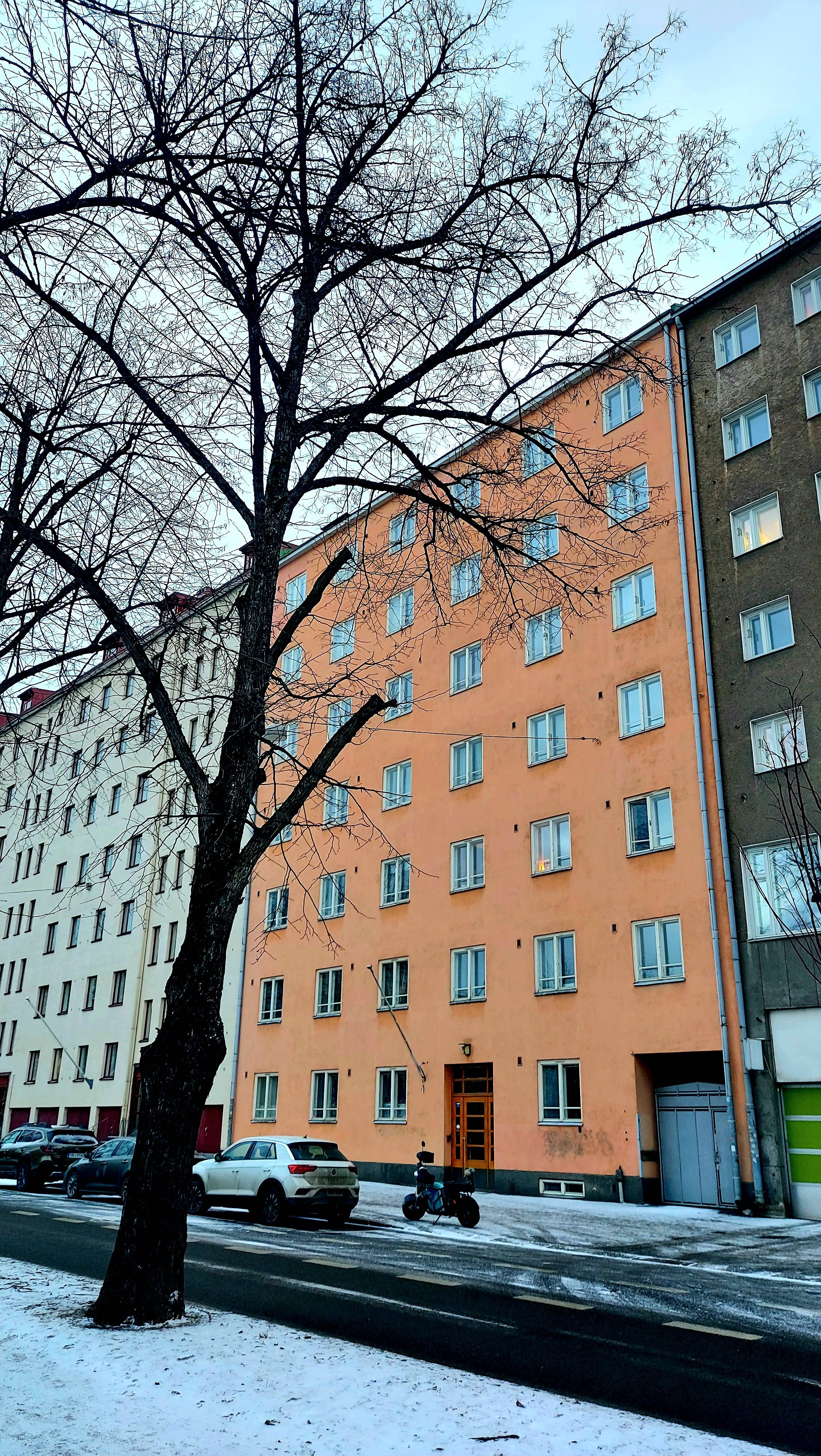 Julkisivu on hyvässä kunnossa ja portin edessä on reilusti tilaa.